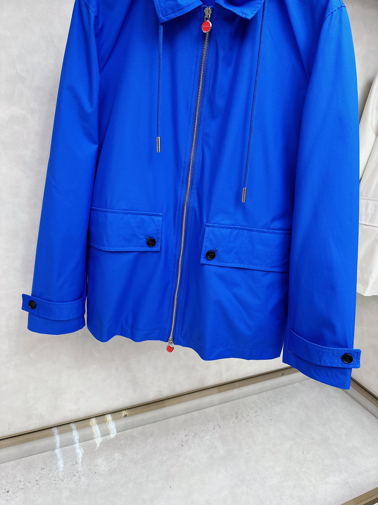 kiton 新款来袭 简约时尚设计带帽搭配小红扣拉链翻领式，可拆卸方便携带，简约大气，轻松适配各种基础款