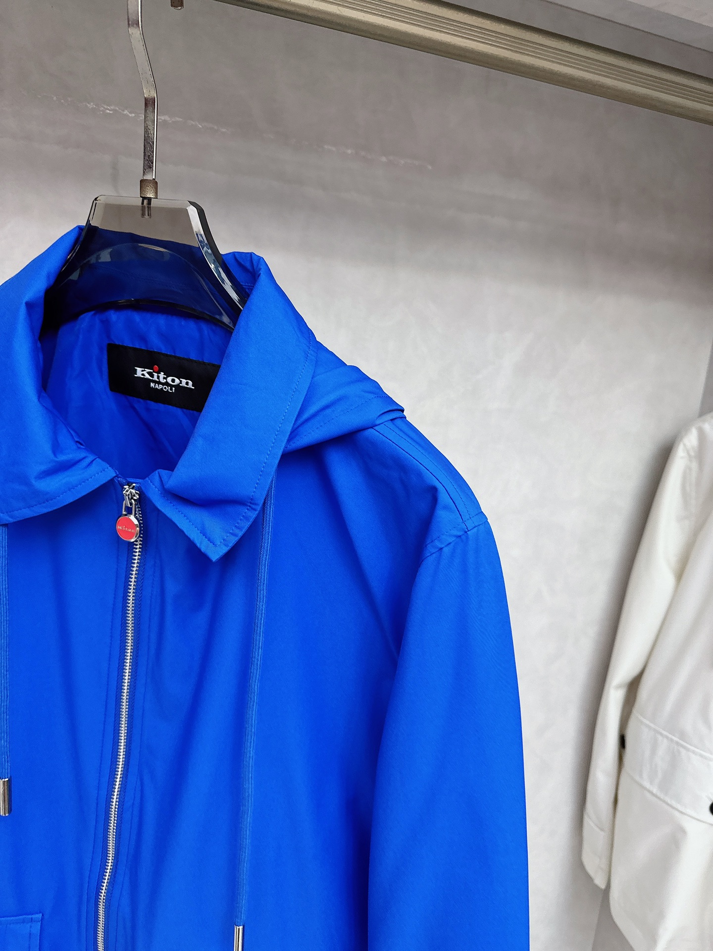 kiton 新款来袭 简约时尚设计带帽搭配小红扣拉链翻领式，可拆卸方便携带，简约大气，轻松适配各种基础款