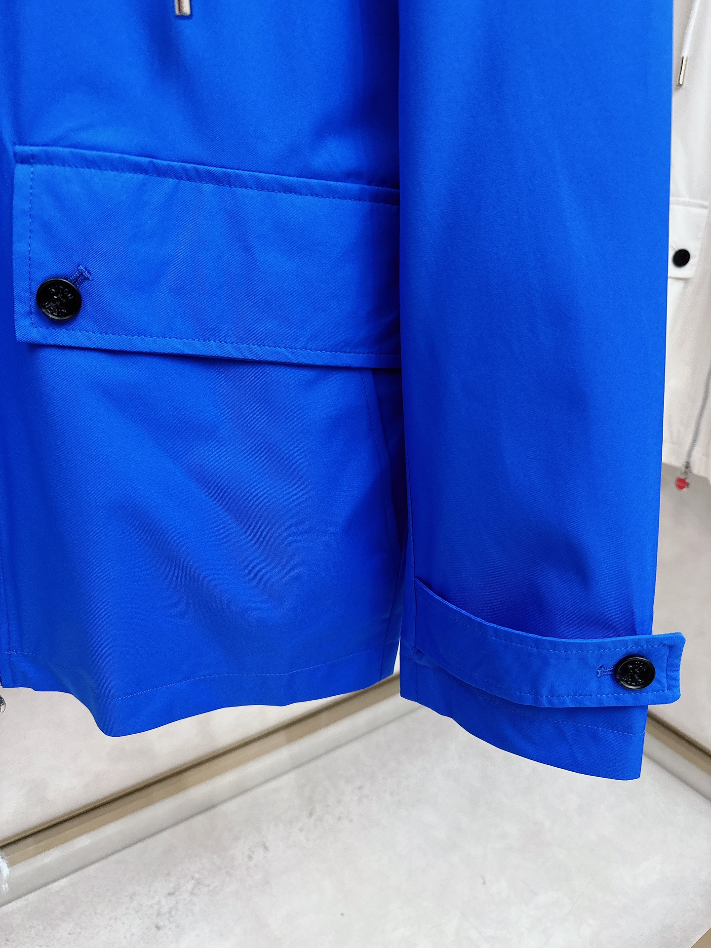 kiton 新款来袭 简约时尚设计带帽搭配小红扣拉链翻领式，可拆卸方便携带，简约大气，轻松适配各种基础款