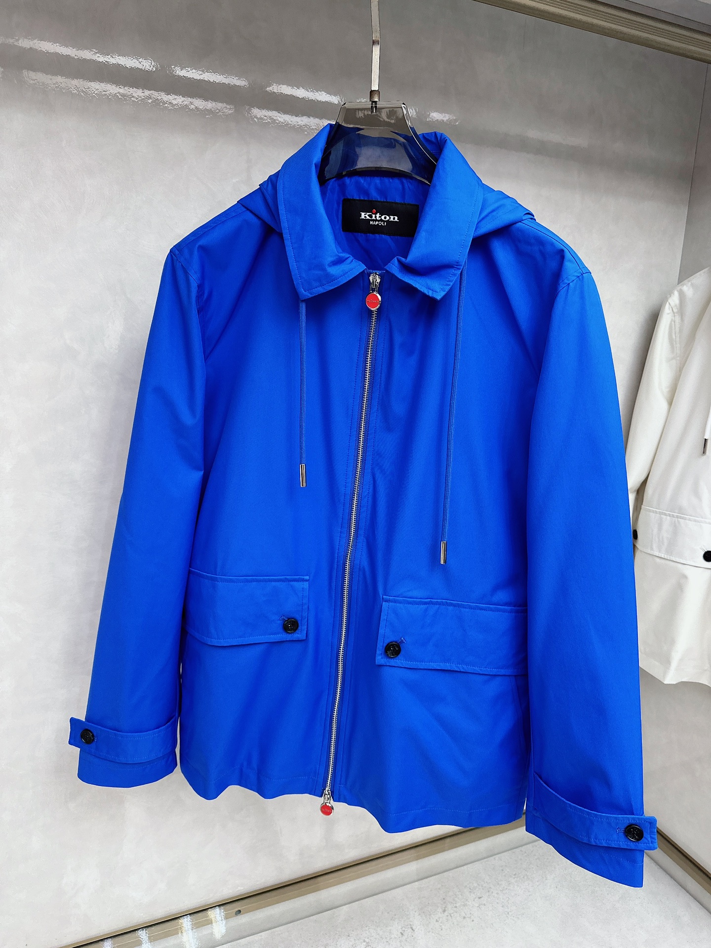kiton 新款来袭 简约时尚设计带帽搭配小红扣拉链翻领式，可拆卸方便携带，简约大气，轻松适配各种基础款