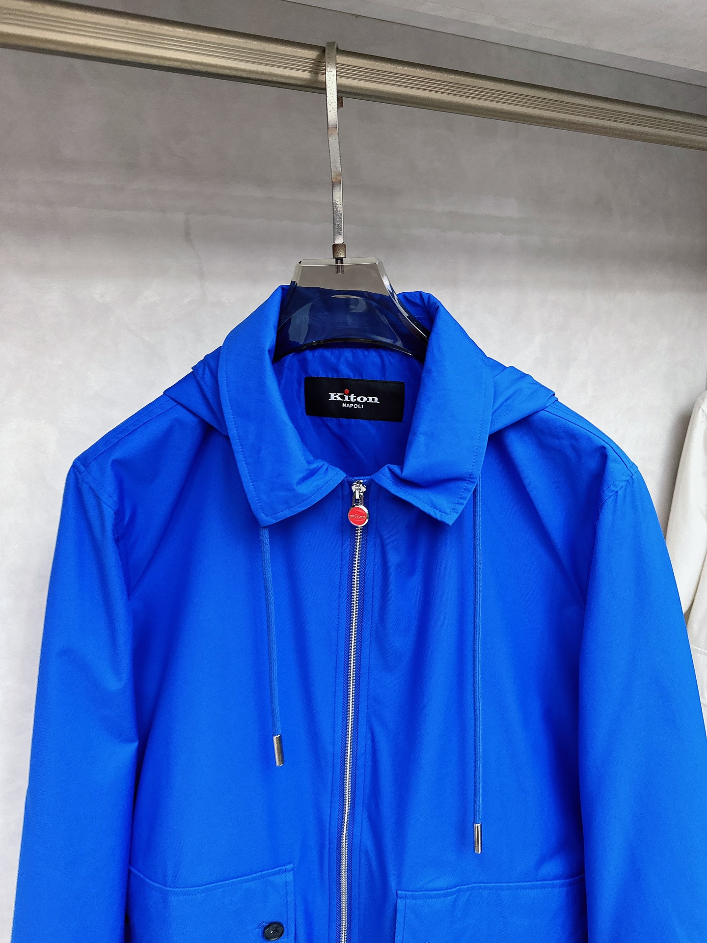 kiton 新款来袭 简约时尚设计带帽搭配小红扣拉链翻领式，可拆卸方便携带，简约大气，轻松适配各种基础款