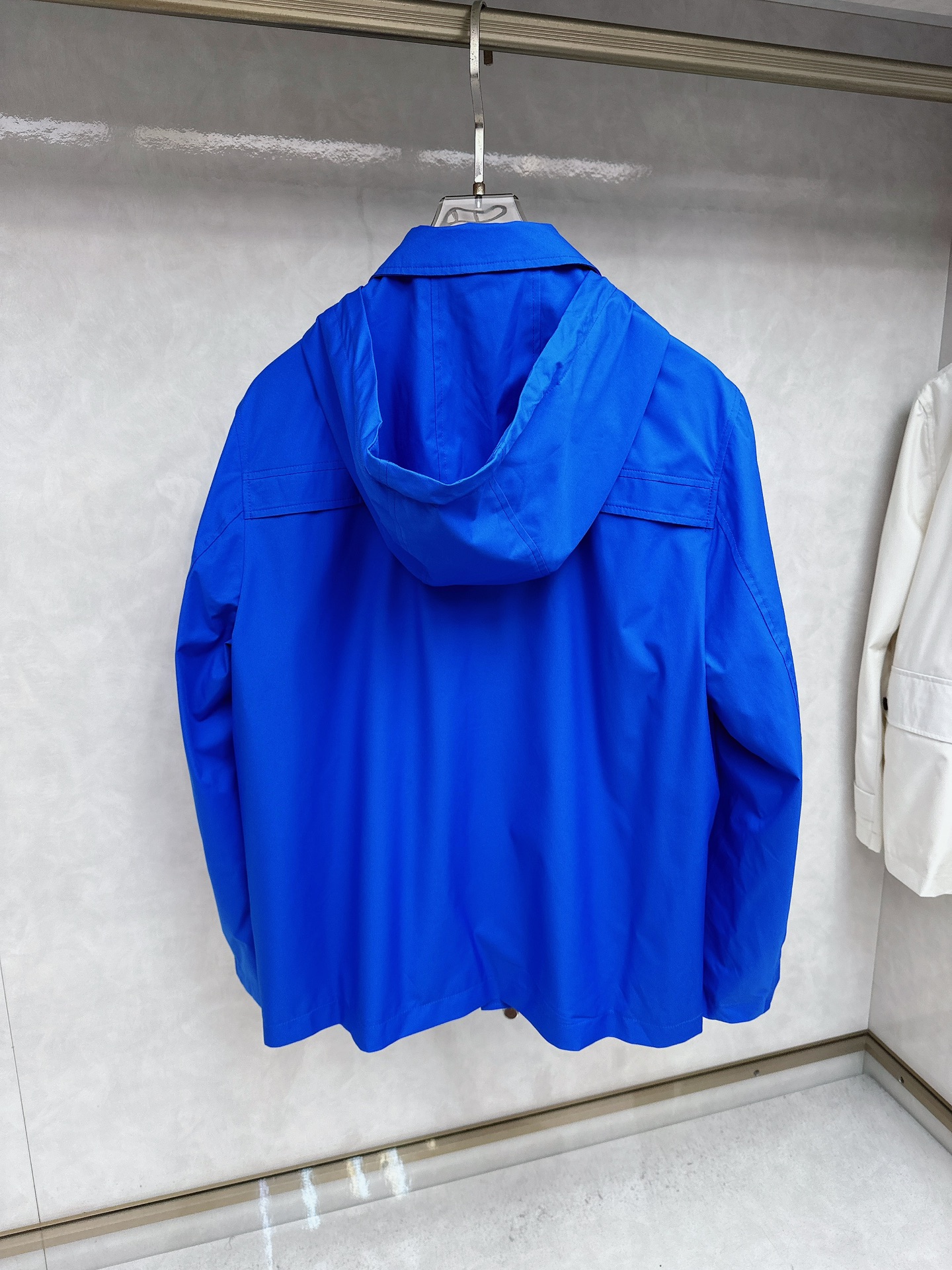 kiton 新款来袭 简约时尚设计带帽搭配小红扣拉链翻领式，可拆卸方便携带，简约大气，轻松适配各种基础款