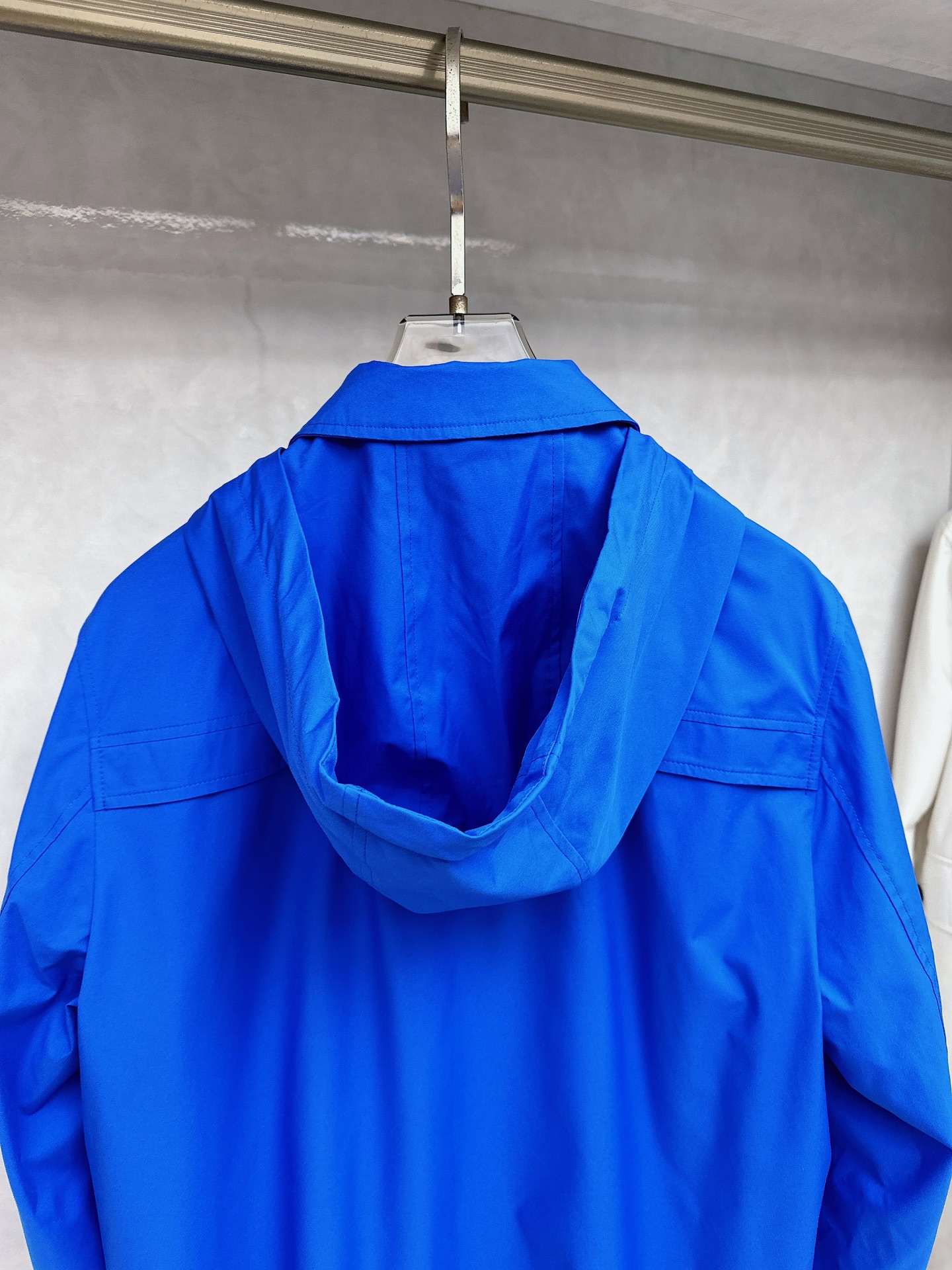 kiton 新款来袭 简约时尚设计带帽搭配小红扣拉链翻领式，可拆卸方便携带，简约大气，轻松适配各种基础款