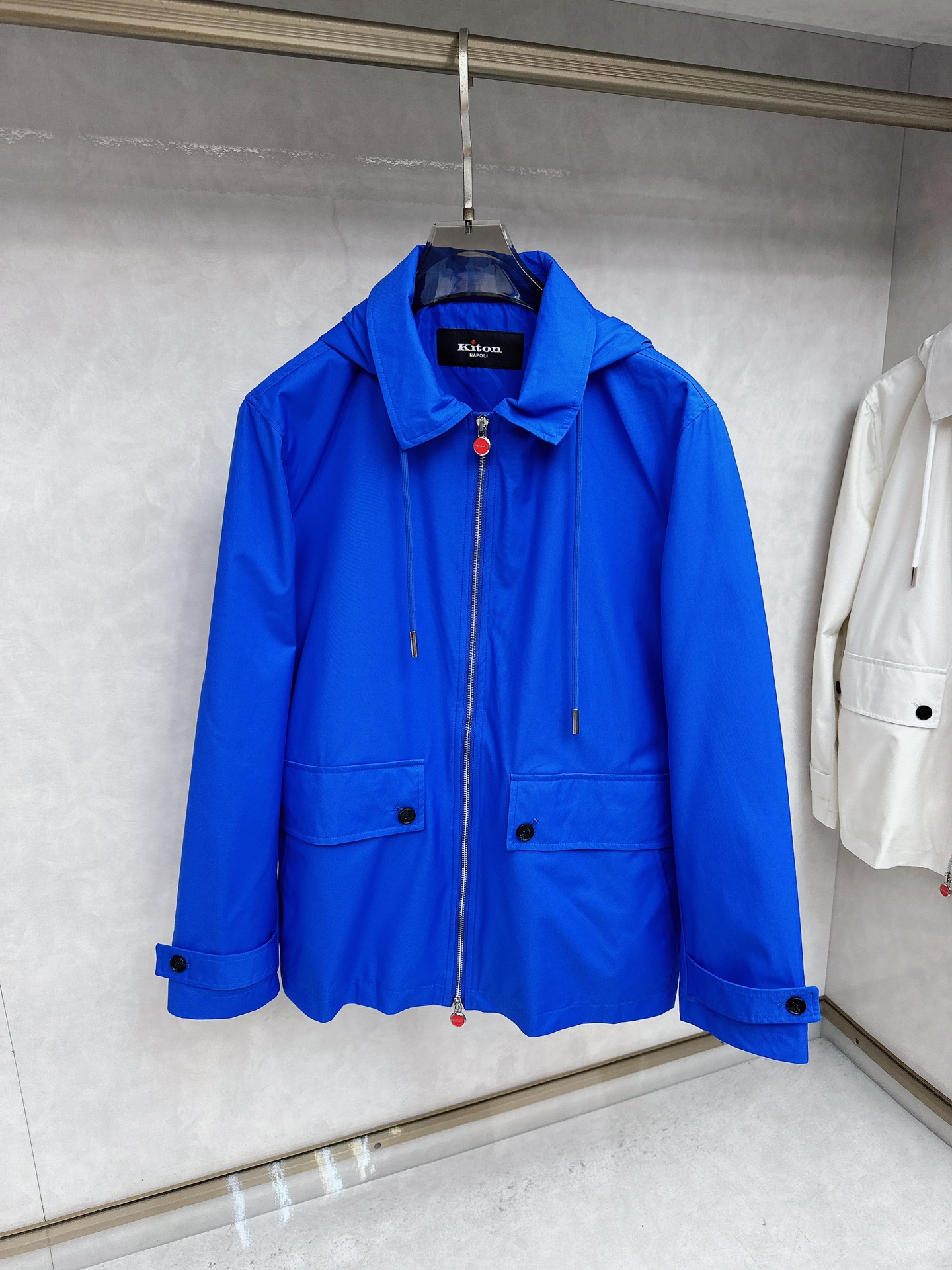 kiton 新款来袭 简约时尚设计带帽搭配小红扣拉链翻领式，可拆卸方便携带，简约大气，轻松适配各种基础款