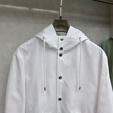 Loro Piana 中长款时尚休闲都市男士定制中长款外套!贸易公司渠道稀出,领先官网发售!该款大衣来自 Loro Piana 中长款时尚休闲都市男士定制中长款外套!贸易公司渠道稀出,领先官网发售!该款大衣来自