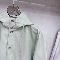Loro Piana 中长款时尚休闲都市男士定制中长款外套!贸易公司渠道稀出,领先官网发售!该款大衣来自 Loro Piana 中长款时尚休闲都市男士定制中长款外套!贸易公司渠道稀出,领先官网发售!该款大衣来自