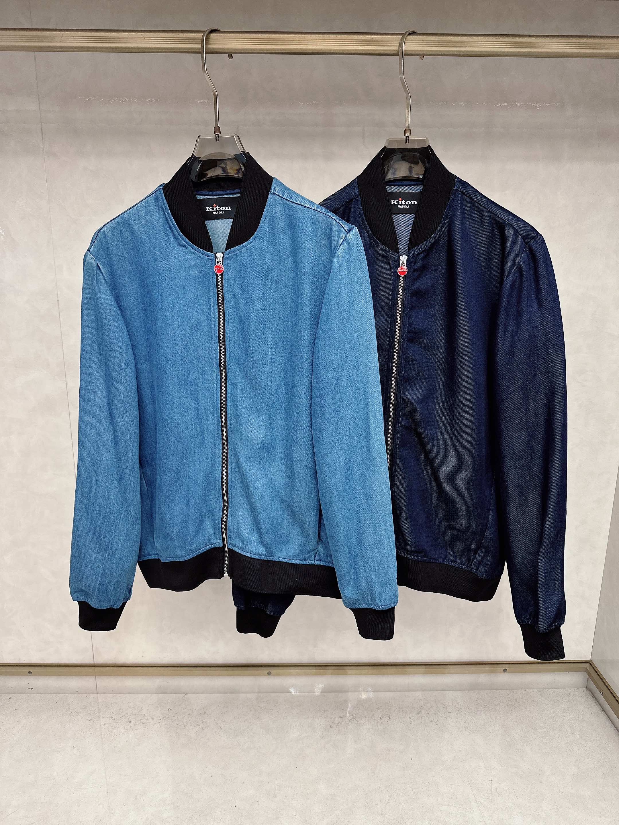 NO:528084,-Kiton denim jacket - classic baseball uniform style This Kiton jacket is made of high-quality pure cotton fabric, with a thick and soft texture, with good breathability and comfort, allowing you to feel comfortable when wearing it. The classic denim blue tone not only shows a retro charm, but also reveals a casual and fashionable feeling. The design of the jacket is simple and elegant. The classic baseball collar style is matched with a black ribbed neckline, cuffs and hem, which adds a sense of layering and three-dimensionality. The zipper-style opening and closing method is easy to put on and off, and the red zipper head adds a bright color to the whole, becoming the finishing touch. The stitching is neat and meticulous, demonstrating high-quality craftsmanship. The pocket design on both sides is not only practical, but also adds a sense of casualness to your look. The enamel red zipper is low-key without losing its personality, showing a unique brand charm.  Whether it is a casual look with jeans or a suit pants to show your business casual style, this Kiton denim jacket can be easily controlled. It is suitable for wearing on all occasions, whether it is daily travel, friends' gatherings or business trips, and can always keep you fashionable and confident. Number of 48-56 (M-3XL), jeans, jackets & coats, business suit, alexander wang19860909-Kiton 牛仔夹克——经典棒球服款式 这款Kiton夹克采用优质纯棉面料,质地厚实且柔软,具有良好的透气性和舒适度,让你在穿着时倍感自在.经典的牛仔蓝色调,不仅展现出复古的韵味,更透露出一种随性的时尚感. 夹克的设计简洁大方,经典的棒球领款式,搭配黑色的罗纹领口、袖口和下摆,增加了层次感和立体感.拉链式的开合方式,方便穿脱,红色的拉链头更是为整体增添了一抹亮色,成为点睛之笔. 缝线工整细致,彰显出高品质的工艺.两侧的口袋设计,不仅实用,还能为你的造型增添一份随性.珐琅彩的红色拉链低调而不失个性,展现出独特的品牌魅力. 无论是搭配牛仔裤打造休闲造型,还是搭配西装裤展现商务休闲风格,这款Kiton牛仔夹克都能轻松驾驭.它适合各种场合穿着,无论是日常出行、朋友聚会还是商务出差,都能让你时刻保持时尚与自信. 码数48-56（M-3XL）,,jeans,jackets & coats,business suit,alexander wang,Men's clothing