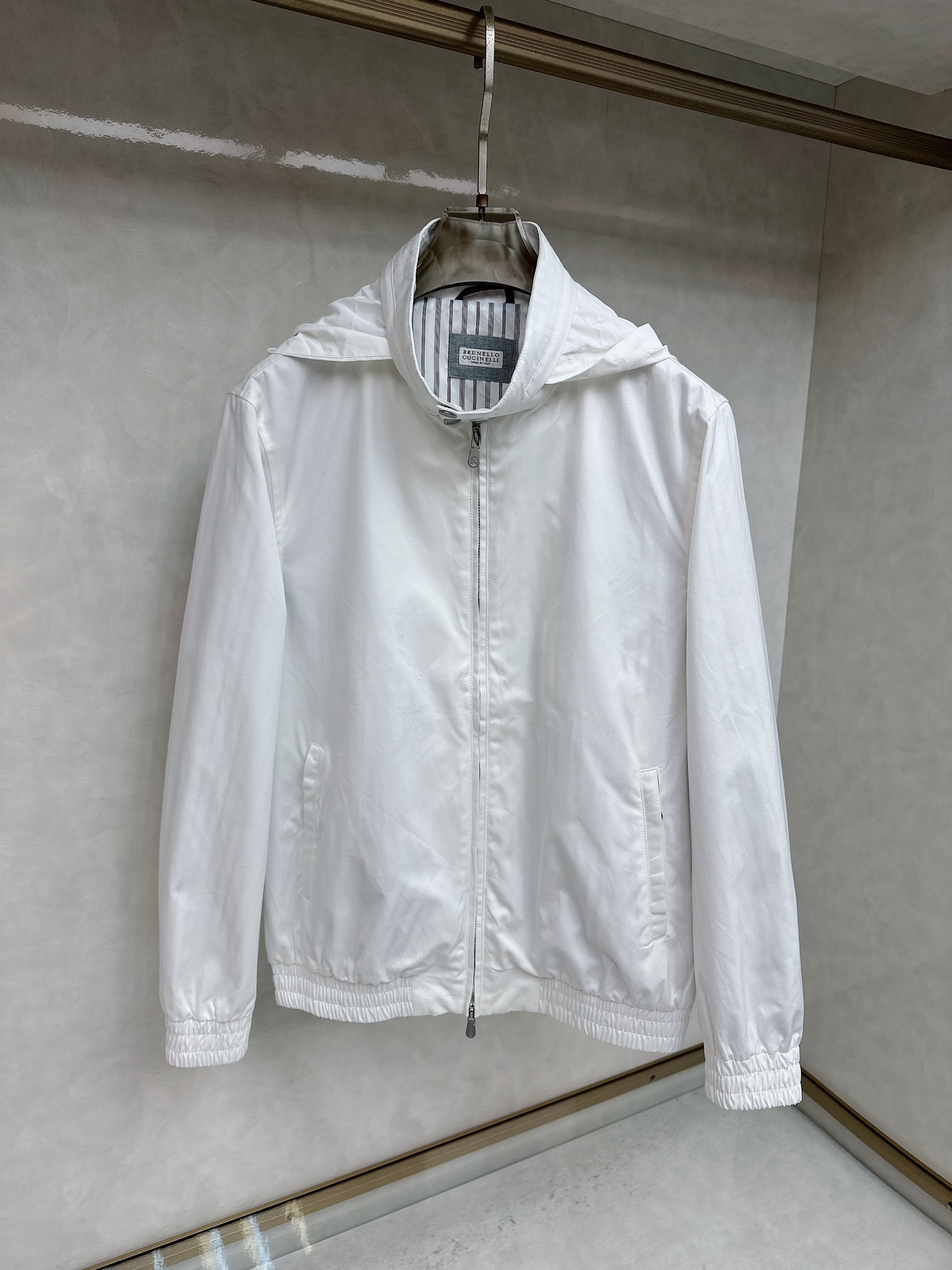 NO:528090,Brunello Cucinelli BC Italy Old-Crown Style Cotton stand collar double buckle zipper, the latest Italian old-Crown Style~ From BC, known as a true luxury in the fashion industry, the love of high-quality control, continues the consistently low-key but high-quality style, with minimalist style, fabrics are king, exquisite details, meeting the most appropriate definition of 'quality'. The top channel is the most low-key aristocrat in the world, simple and fashionable design, the brand focuses on integrating simplicity and fashion elements to create a style that meets daily wear needs without losing personality charm. A very high-end business casual style, a style that can be commuted and casual, the stand collar design shows the urban elite style, beautiful and practical, close-fitting and smooth, business and casual style, double bag creative design!  Super soft and tough, breathable. From world-class trade-level OEM channels, this piece can be easily adapted whether it is daily going out, traveling or gatherings of friends. Lining: cotton, color blue, white, khaki, code M-3XL (48-56), brunello cucinelli, alexander wang19860909Brunello Cucinelli BC 意大利 老钱风 棉立领双扣拉链,最新款意式老钱风~出自被誉为时装界真正奢侈品的BC,高品控的挚爱,延续一贯地低调但高质的作派,风格极简,面料为王,细节精湛,满足了对“有品”最恰到好处的定义.渠道顶级牛货,界的低调贵族,简约时尚的设计,品牌注重将简约与时尚元素相融合,打造出既符合日常穿着需求又不失个性魅力的.很高级的商务休闲风,可通勤休闲的一款,立领的设计示,更显都市精英风范,美观又实用,贴身爽滑细腻,商务休闲兼备款,双袋创意设计！超级柔软且具有韧性,透气感也是绝佳.来自世界级贸易级别的代工厂渠道,不管是日常出街、旅行度假,还是朋友聚会,这件都能轻松适配. 里料:棉 颜色蓝色 白色 卡其 码数M-3XL（48-56）,,brunello cucinelli,alexander wang,Men's clothing