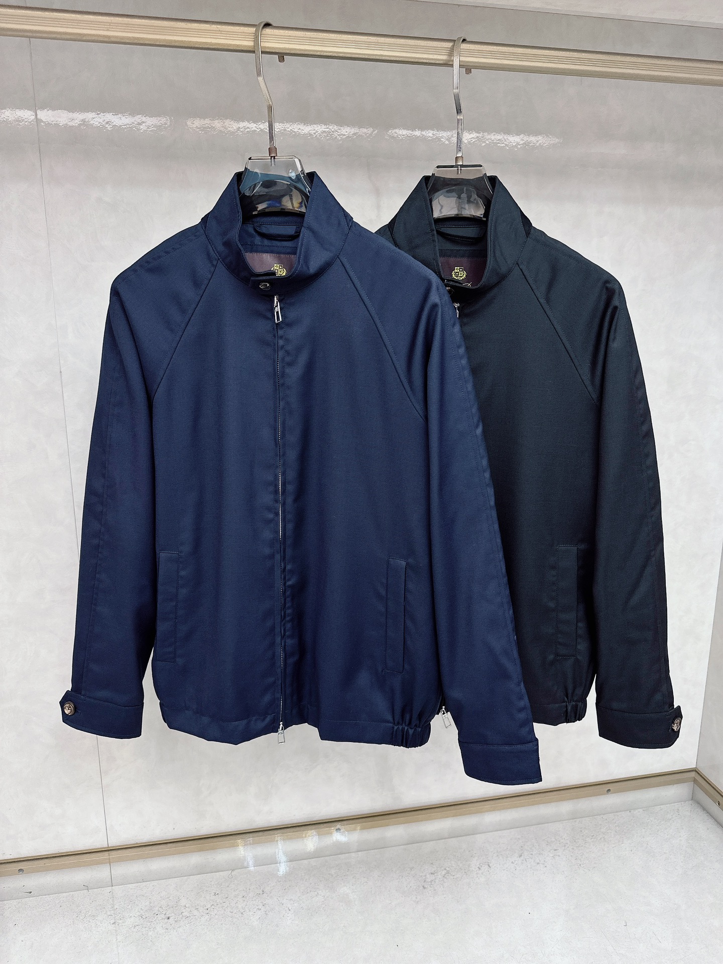 NO:528096,-Loro ana collar, a duo of elegance and comfort. Nuoyou Pianya has launched a new product with excellent styling, using comfortable and high-quality cotton fabrics to create a wind-proof and water-resistant texture while also soft and skin-friendly, breathable, allowing you to enjoy fashion while also feeling unparalleled comfort. Exquisite design is the beauty of details, and every detail on it has been carefully crafted. From the exquisite zipper to the eye-catching custom 50-filament brand logo label, all show Nuoyou Pianya's ultimate pursuit of quality. The style is upgraded. This style fills the fashion sense and versatility with its unique stand-alone style. The waist with elastic and adjustable hem and double-layer shawls on the back are the finishing touch and should definitely become a must-have item in your wardrobe. Whether it is matched or matched, it can easily create a stylish and stylish look, making your wardrobe shine new. Number of 48-56 (M-3XL), loro piana, shawls, alexander wang19860909-Loro ana领,优雅与舒适的双重奏 诺悠翩雅秋冬推出新单品绝佳的造型感,选用舒适高品质綿面料,缔造出防风防水的质感的同时也柔软亲肤,透气性好,让你在享受时尚的同时,也能感受到无与伦比的舒适体验. 精致设计才是细节之美,上的每一处细节都经过精心雕琢,从精致的拉链到醒目的订制50细丝品牌logo的标签,无不彰显出诺悠翩雅对品质的极致追求. 式再做造型升级,这款以其独特的立领款式填补了时尚感和百搭性,下摆松紧调节的腰身,后背做双层披肩的设计可谓是点睛之笔,绝对应该成为你衣橱中的必备单品.无论是搭配还是,都能轻松打造出既时尚又不失格调的造型,让你的衣橱焕发新的光彩. 码数48-56（M-3XL）,,loro piana,shawls,alexander wang,Men's clothing