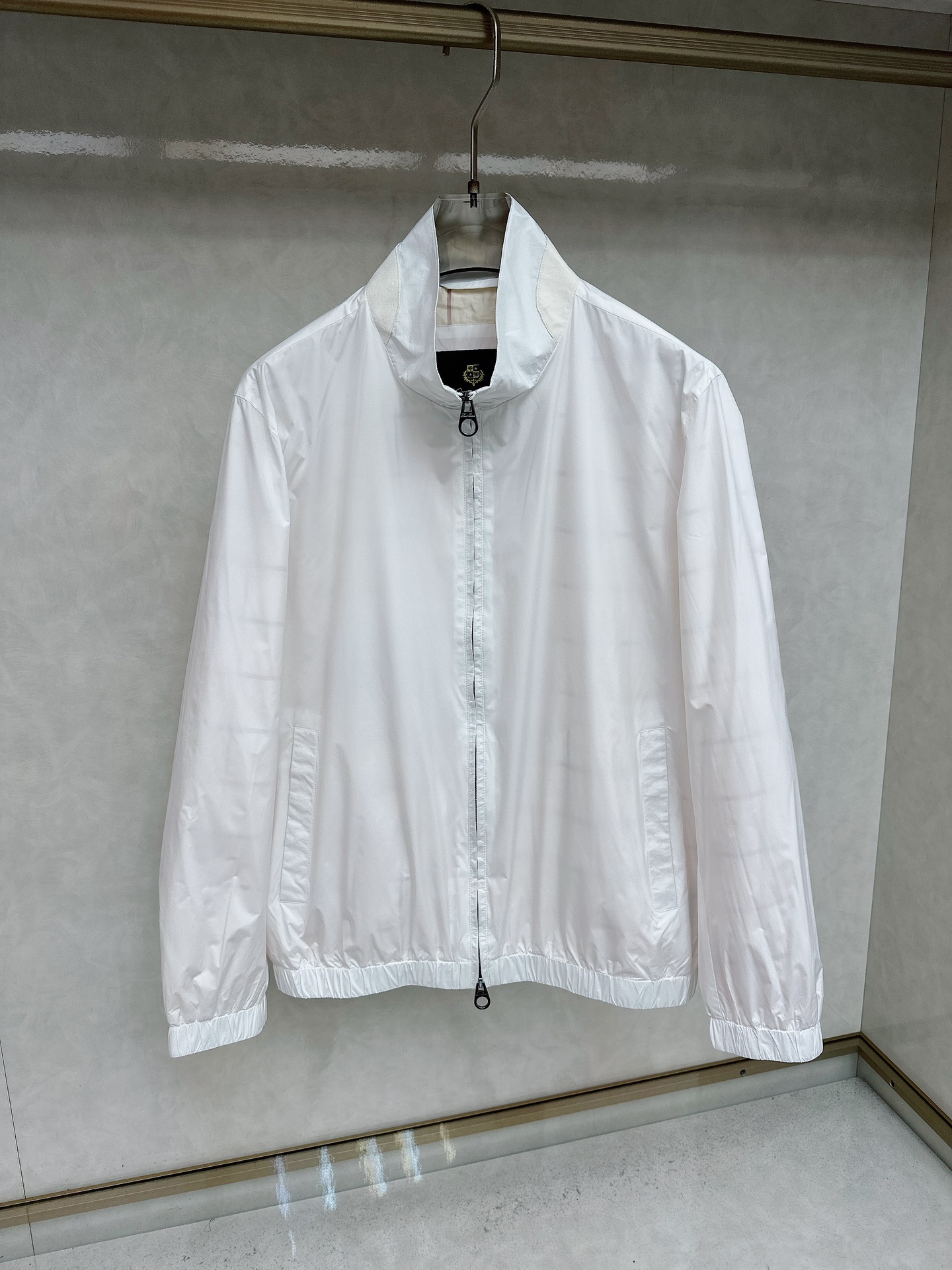 NO:528099,LP top old-line style ~ stand-up collar jacket thin jacket, elegant and exquisite top quality, men's business casual jacket, bid farewell to the heavy weight of ordinary jackets, the upper body is light and comfortable, as comfortable and natural as wearing a sportswear, and it can also be anti-wind and warm, especially suitable for wearing in spring and autumn!  This jacket has both comfort and functionality. The classic stand-alone collar jacket shape and a business and casual temperament style. It has both a sense of business ability and a sense of youth and leisure. It is the result of constantly looking for the best raw materials in the world. The classic stand-alone collar style design shows simple, low-key, restrained, and neat cut. It has a higher tolerance. You can switch to different occasions at the same time. The overall detail is enough and can withstand all-round pickiness!  The design of the fully-set plaid lining is also full of detail and can be easily matched with various occasions!  Fabric cuproamino fibers, code M-3XL, loro piana, jackets & coats, jackets & coats, alexander wang19860909LP 顶级老线风~立领夹克薄外套,优雅精致的顶级精品,男士商务款休闲夹克,告别一般夹克的厚重,上身轻盈舒适,像穿运动衣一样的舒适自然,同时还能做到抗风保暖,特适合春秋季节穿着！这款夹克舒适与功能性兼具,经典的立领夹克造型,商务休闲气质款,既有商务的干练感,也有年轻休闲感 是不断寻找世界上最好的原材料的结果经典立领款式设计,尽显简约低调内敛大气利落的裁剪,包容度更高,可以同时切换不同场合穿着,整体细节感足够,经得起全方位的挑剔！全定织格纹衬里的设计,也是细节感满满当当,轻松搭配各种场合！ 面料铜氨纤维 码数M-3XL,,loro piana,jackets & coats,jackets & coats,alexander wang,Men's clothing