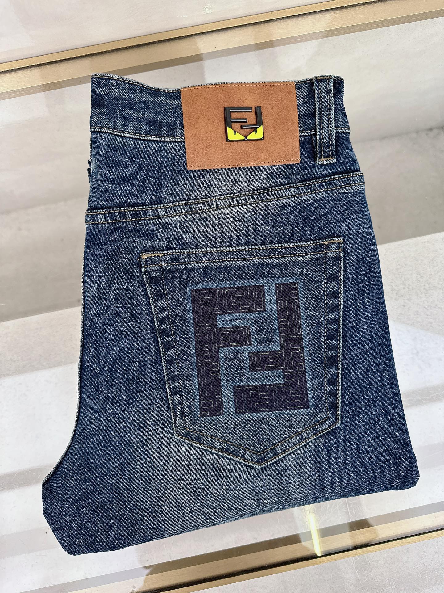 NO:537708,Fendi's latest launch of the new men's jeans in early autumn 2025!  Heavy industry washing denim fabric, custom fabric is softer and more comfortable than ordinary denim fabrics!  Super heavy industry washing process, double craft washing. The whole pair of pants has a comfortable feel, delicateness and breathability effect. All hardware brand logos are customized by special models, and the materials are selected as the best attributes. The elasticity of the fabric is very good and the comfort is great!  Low-key design style is simple and elegant. Number of codes 29-40, fendi, jeans, alexander wang19860909芬迪 2025早秋最新推出男士牛仔裤新品！重工水洗牛仔面料,定制面料和一般牛仔布料比起来,更加柔软舒适！超重工洗水工艺 双工艺洗水 整条裤子,手感舒适,细腻程度与透气效果堪称顶级,所有的五金品牌logo都是专模定做,材质都是选最好的属性.面料的弹性很好,舒适性非常棒！低调设计风格简洁大方.码数29-40,,fendi,jeans,alexander wang,Men's clothing