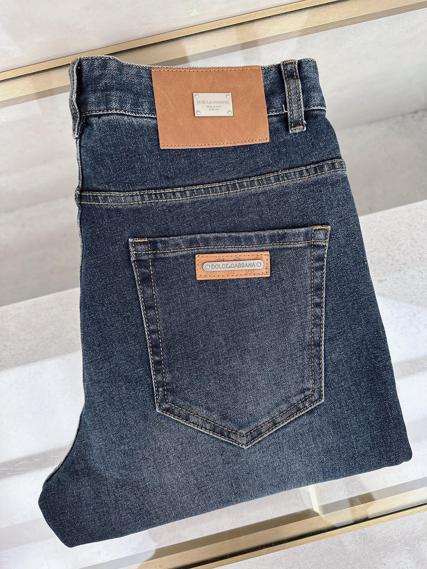 NO:537710,DG has launched the latest new men's jeans in early autumn 2025!  Heavy industry washing denim fabric, custom fabric is softer and more comfortable than ordinary denim fabrics!  Super heavy industry washing process, double craft washing. The whole pair of pants has a comfortable feel, delicateness and breathability effect. All hardware brand logos are customized by special models, and the materials are selected as the best attributes. The elasticity of the fabric is very good and the comfort is great!  Low-key design style is simple and elegant. Number of codes 29-40, jeans, alexander wang19860909DG 2025早秋最新推出男士牛仔裤新品！重工水洗牛仔面料,定制面料和一般牛仔布料比起来,更加柔软舒适！超重工洗水工艺 双工艺洗水 整条裤子,手感舒适,细腻程度与透气效果堪称顶级,所有的五金品牌logo都是专模定做,材质都是选最好的属性.面料的弹性很好,舒适性非常棒！低调设计风格简洁大方.码数29-40,,jeans,alexander wang,Men's clothing