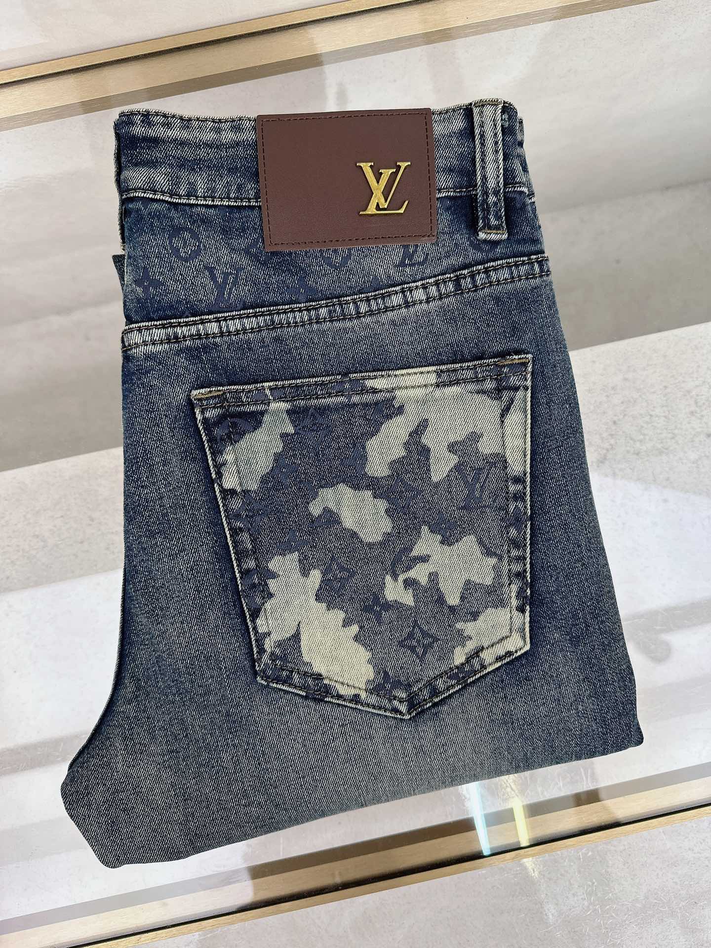 NO:537712,LV has launched the latest new men's jeans in early autumn of 2025!  Heavy industry washing denim fabric, custom fabric is softer and more comfortable than ordinary denim fabrics!  Super heavy industry washing process, double craft washing. The whole pair of pants has a comfortable feel, delicateness and breathability effect. All hardware brand logos are customized by special models, and the materials are selected as the best attributes. The elasticity of the fabric is very good and the comfort is great!  Low-key design style is simple and elegant. Number of codes 29-40, louis vuitton, jeans, alexander wang19860909LV 2025早秋最新推出男士牛仔裤新品！重工水洗牛仔面料,定制面料和一般牛仔布料比起来,更加柔软舒适！超重工洗水工艺 双工艺洗水 整条裤子,手感舒适,细腻程度与透气效果堪称顶级,所有的五金品牌logo都是专模定做,材质都是选最好的属性.面料的弹性很好,舒适性非常棒！低调设计风格简洁大方.码数29-40,,louis vuitton,jeans,alexander wang,Men's clothing