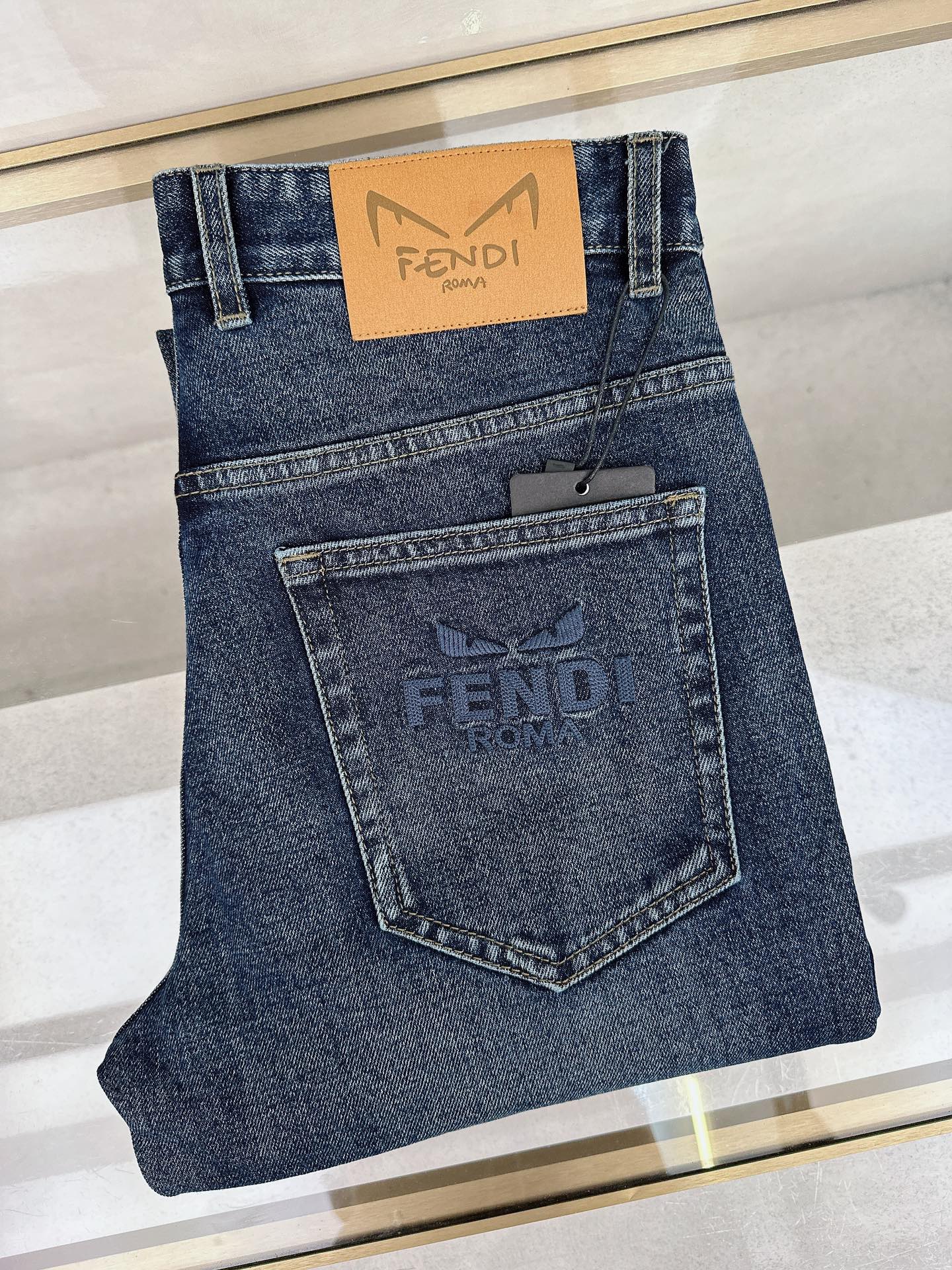 NO:537695,Fendi's latest launch of the new men's jeans in early autumn 2025!  Heavy industry washing denim fabric, custom fabric is softer and more comfortable than ordinary denim fabrics!  Super heavy industry washing process, double craft washing. The whole pair of pants has a comfortable feel, delicateness and breathability effect. All hardware brand logos are customized by special models, and the materials are selected as the best attributes. The elasticity of the fabric is very good and the comfort is great!  Low-key design style is simple and elegant. Number of codes 29-40, fendi, jeans, alexander wang19860909芬迪 2025早秋最新推出男士牛仔裤新品！重工水洗牛仔面料,定制面料和一般牛仔布料比起来,更加柔软舒适！超重工洗水工艺 双工艺洗水 整条裤子,手感舒适,细腻程度与透气效果堪称顶级,所有的五金品牌logo都是专模定做,材质都是选最好的属性.面料的弹性很好,舒适性非常棒！低调设计风格简洁大方.码数29-40,,fendi,jeans,alexander wang,Men's clothing