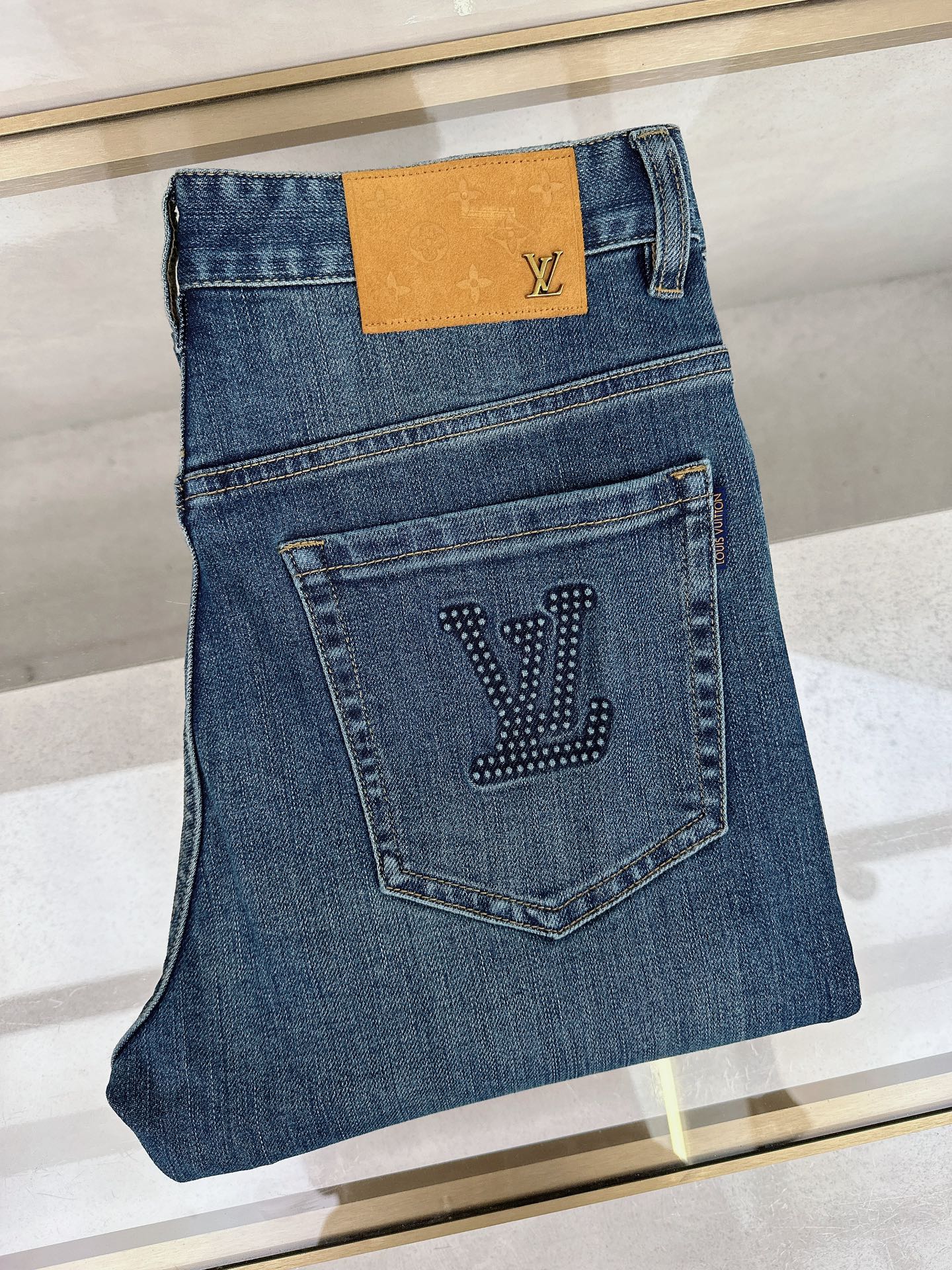 NO:537697,LV has launched the latest new men's jeans in early autumn of 2025!  Heavy industry washing denim fabric, custom fabric is softer and more comfortable than ordinary denim fabrics!  Super heavy industry washing process, double craft washing. The whole pair of pants has a comfortable feel, delicateness and breathability effect. All hardware brand logos are customized by special models, and the materials are selected as the best attributes. The elasticity of the fabric is very good and the comfort is great!  Low-key design style is simple and elegant. Number of codes 29-40, louis vuitton, jeans, alexander wang19860909LV 2025早秋最新推出男士牛仔裤新品！重工水洗牛仔面料,定制面料和一般牛仔布料比起来,更加柔软舒适！超重工洗水工艺 双工艺洗水 整条裤子,手感舒适,细腻程度与透气效果堪称顶级,所有的五金品牌logo都是专模定做,材质都是选最好的属性.面料的弹性很好,舒适性非常棒！低调设计风格简洁大方.码数29-40,,louis vuitton,jeans,alexander wang,Men's clothing