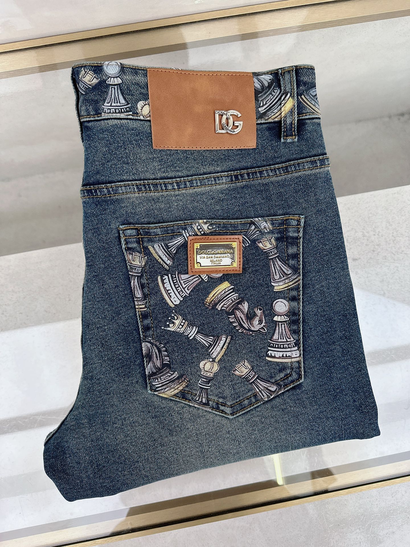 NO:537699,DG has launched the latest new men's jeans in early autumn 2025!  Heavy industry washing denim fabric, custom fabric is softer and more comfortable than ordinary denim fabrics!  Super heavy industry washing process, double craft washing. The whole pair of pants has a comfortable feel, delicateness and breathability effect. All hardware brand logos are customized by special models, and the materials are selected as the best attributes. The elasticity of the fabric is very good and the comfort is great!  Low-key design style is simple and elegant. Number of codes 29-40, jeans, alexander wang19860909DG 2025早秋最新推出男士牛仔裤新品！重工水洗牛仔面料,定制面料和一般牛仔布料比起来,更加柔软舒适！超重工洗水工艺 双工艺洗水 整条裤子,手感舒适,细腻程度与透气效果堪称顶级,所有的五金品牌logo都是专模定做,材质都是选最好的属性.面料的弹性很好,舒适性非常棒！低调设计风格简洁大方.码数29-40,,jeans,alexander wang,Men's clothing