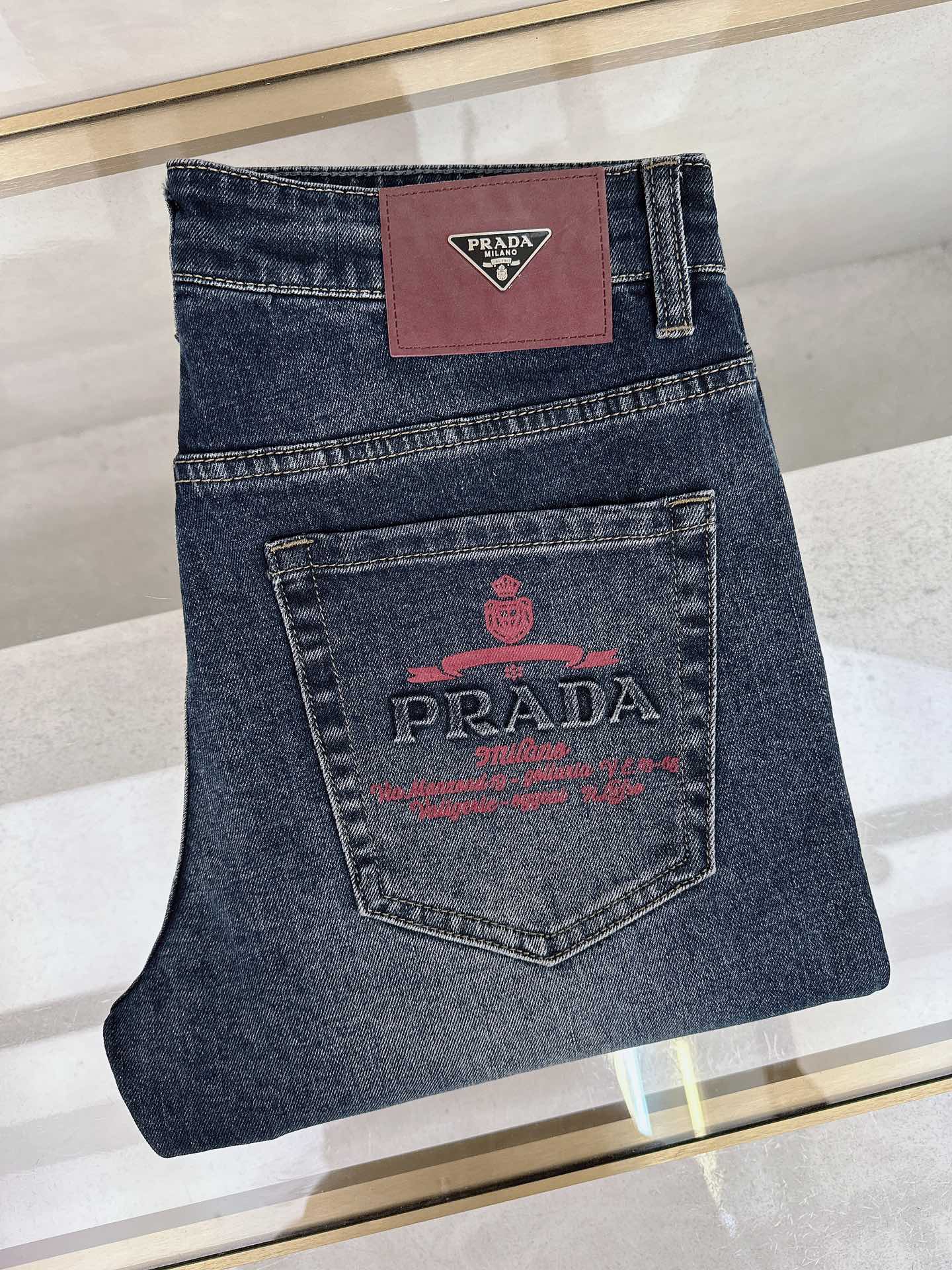 NO:537701,Prada has the latest new men's jeans in early autumn 2025!  Heavy industry washing denim fabric, custom fabric is softer and more comfortable than ordinary denim fabrics!  Super heavy industry washing process, double craft washing. The whole pair of pants has a comfortable feel, delicateness and breathability effect. All hardware brand logos are customized by special models, and the materials are selected as the best attributes. The elasticity of the fabric is very good and the comfort is great!  Low-key design style is simple and elegant. Number of codes 29-40, prada, jeans, alexander wang19860909普拉达 2025早秋最新推出男士牛仔裤新品！重工水洗牛仔面料,定制面料和一般牛仔布料比起来,更加柔软舒适！超重工洗水工艺 双工艺洗水 整条裤子,手感舒适,细腻程度与透气效果堪称顶级,所有的五金品牌logo都是专模定做,材质都是选最好的属性.面料的弹性很好,舒适性非常棒！低调设计风格简洁大方.码数29-40,,prada,jeans,alexander wang,Men's clothing