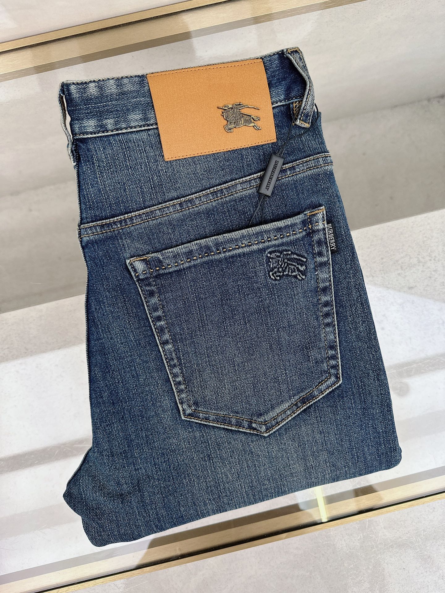 NO:537711,Burberry has launched the latest new men's jeans in early autumn 2025!  Heavy industry washing denim fabric, custom fabric is softer and more comfortable than ordinary denim fabrics!  Super heavy industry washing process, double craft washing. The whole pair of pants has a comfortable feel, delicateness and breathability effect. All hardware brand logos are customized by special models, and the materials are selected as the best attributes. The elasticity of the fabric is very good and the comfort is great!  Low-key design style is simple and elegant. Number of codes 29-40, burberry, jeans, alexander wang19860909巴宝莉 2025早秋最新推出男士牛仔裤新品！重工水洗牛仔面料,定制面料和一般牛仔布料比起来,更加柔软舒适！超重工洗水工艺 双工艺洗水 整条裤子,手感舒适,细腻程度与透气效果堪称顶级,所有的五金品牌logo都是专模定做,材质都是选最好的属性.面料的弹性很好,舒适性非常棒！低调设计风格简洁大方.码数29-40,,burberry,jeans,alexander wang,Men's clothing