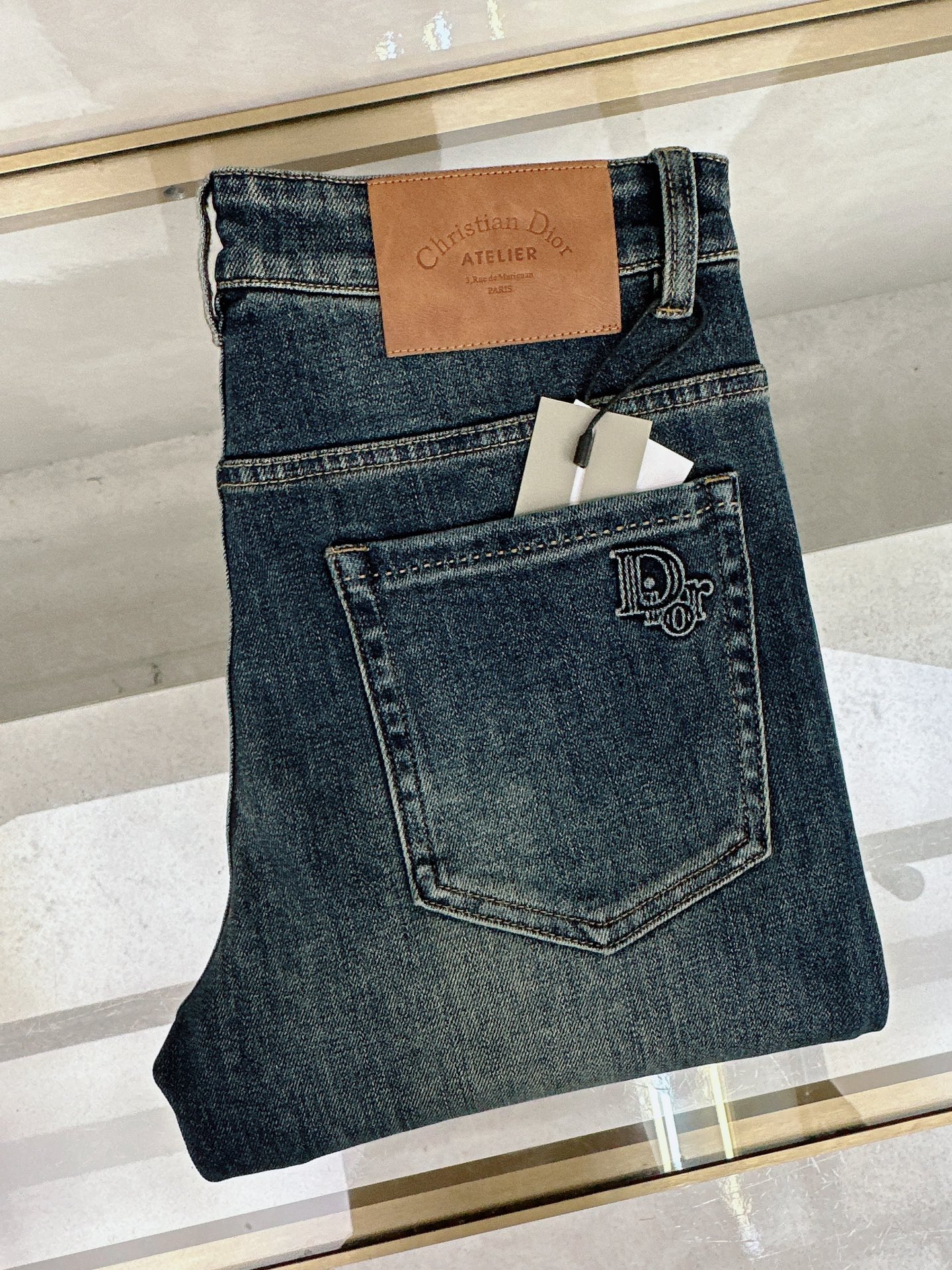 NO:537713,Dior's latest new men's jeans are launched in early autumn of 2025!  Heavy industry washing denim fabric, custom fabric is softer and more comfortable than ordinary denim fabrics!  Super heavy industry washing process, double craft washing. The whole pair of pants has a comfortable feel, delicateness and breathability effect. All hardware brand logos are customized by special models, and the materials are selected as the best attributes. The elasticity of the fabric is very good and the comfort is great!  Low-key design style is simple and elegant. Number of codes 29-40, dior, jeans, alexander wang19860909迪奥 2025早秋最新推出男士牛仔裤新品！重工水洗牛仔面料,定制面料和一般牛仔布料比起来,更加柔软舒适！超重工洗水工艺 双工艺洗水 整条裤子,手感舒适,细腻程度与透气效果堪称顶级,所有的五金品牌logo都是专模定做,材质都是选最好的属性.面料的弹性很好,舒适性非常棒！低调设计风格简洁大方.码数29-40,,dior,jeans,alexander wang,Men's clothing