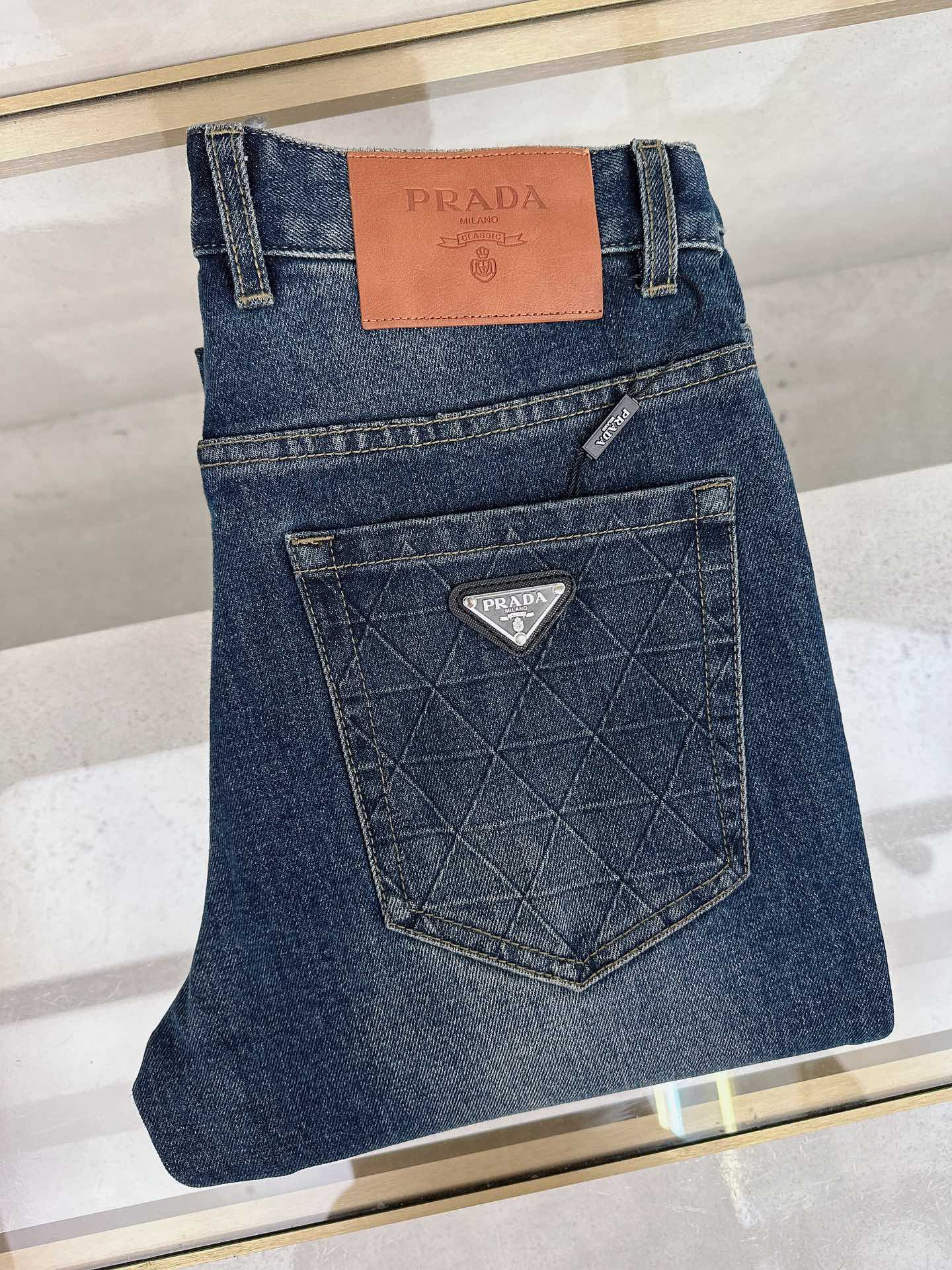 NO:537714,Prada has the latest new men's jeans in early autumn 2025!  Heavy industry washing denim fabric, custom fabric is softer and more comfortable than ordinary denim fabrics!  Super heavy industry washing process, double craft washing. The whole pair of pants has a comfortable feel, delicateness and breathability effect. All hardware brand logos are customized by special models, and the materials are selected as the best attributes. The elasticity of the fabric is very good and the comfort is great!  Low-key design style is simple and elegant. Number of codes 29-40, prada, jeans, alexander wang19860909普拉达 2025早秋最新推出男士牛仔裤新品！重工水洗牛仔面料,定制面料和一般牛仔布料比起来,更加柔软舒适！超重工洗水工艺 双工艺洗水 整条裤子,手感舒适,细腻程度与透气效果堪称顶级,所有的五金品牌logo都是专模定做,材质都是选最好的属性.面料的弹性很好,舒适性非常棒！低调设计风格简洁大方.码数29-40,,prada,jeans,alexander wang,Men's clothing