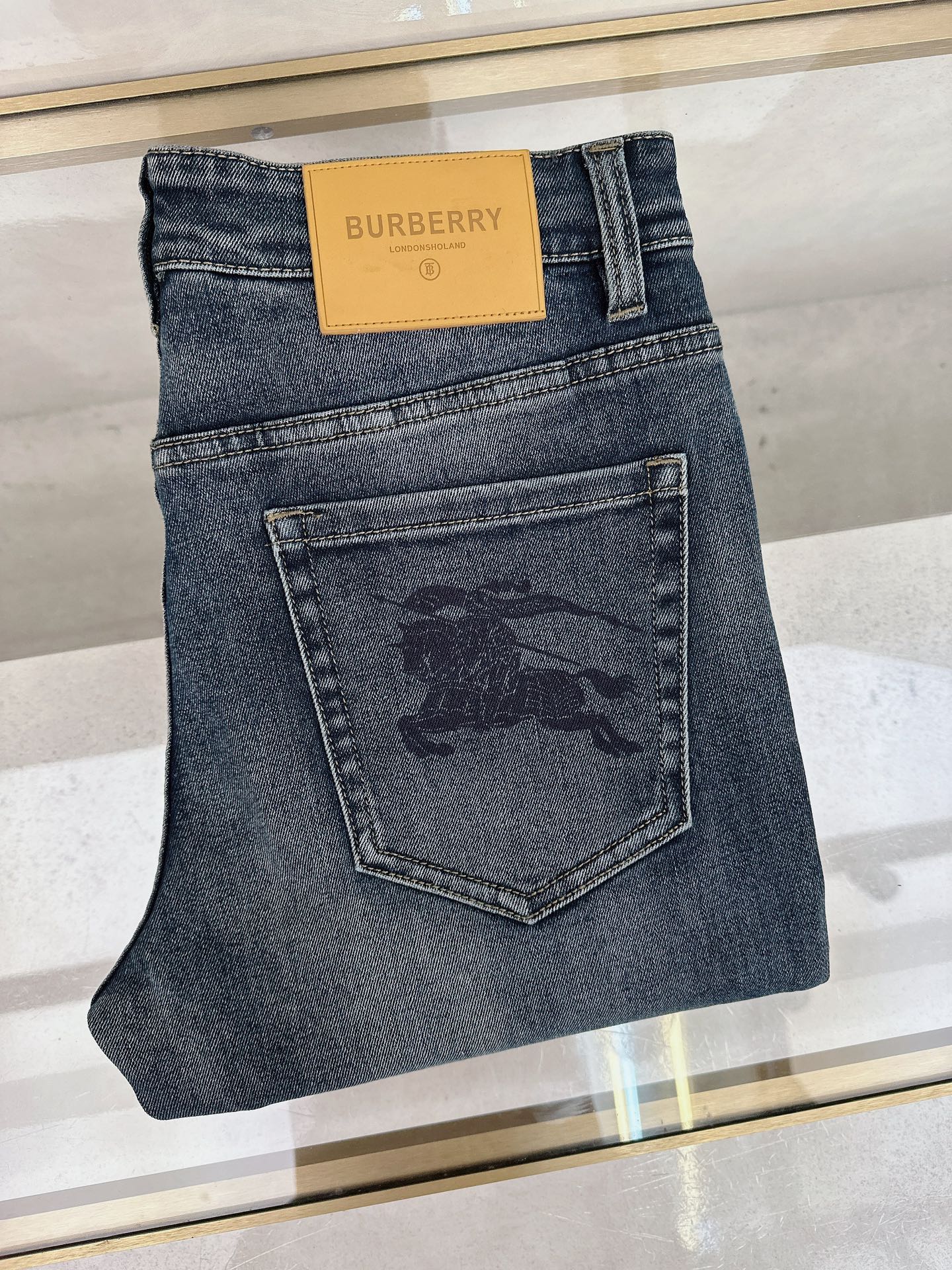 NO:537717,Burberry has launched the latest new men's jeans in early autumn 2025!  Heavy industry washing denim fabric, custom fabric is softer and more comfortable than ordinary denim fabrics!  Super heavy industry washing process, double craft washing. The whole pair of pants has a comfortable feel, delicateness and breathability effect. All hardware brand logos are customized by special models, and the materials are selected as the best attributes. The elasticity of the fabric is very good and the comfort is great!  Low-key design style is simple and elegant. Number of codes 29-40, burberry, jeans, alexander wang19860909巴宝莉 2025早秋最新推出男士牛仔裤新品！重工水洗牛仔面料,定制面料和一般牛仔布料比起来,更加柔软舒适！超重工洗水工艺 双工艺洗水 整条裤子,手感舒适,细腻程度与透气效果堪称顶级,所有的五金品牌logo都是专模定做,材质都是选最好的属性.面料的弹性很好,舒适性非常棒！低调设计风格简洁大方.码数29-40,,burberry,jeans,alexander wang,Men's clothing