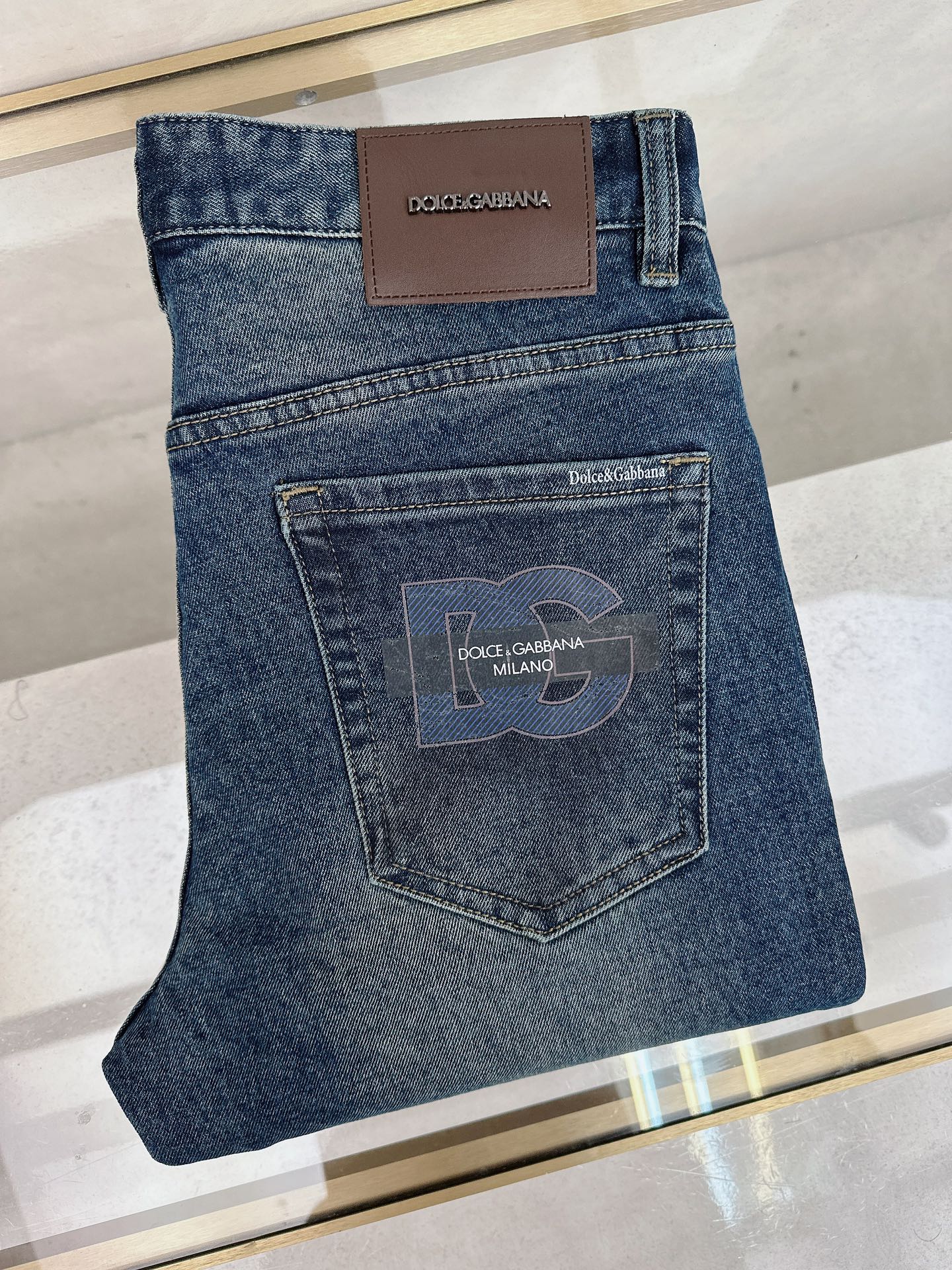 NO:537720,DG has launched the latest new men's jeans in early autumn 2025!  Heavy industry washing denim fabric, custom fabric is softer and more comfortable than ordinary denim fabrics!  Super heavy industry washing process, double craft washing. The whole pair of pants has a comfortable feel, delicateness and breathability effect. All hardware brand logos are customized by special models, and the materials are selected as the best attributes. The elasticity of the fabric is very good and the comfort is great!  Low-key design style is simple and elegant. Number of codes 29-40, jeans, alexander wang19860909DG 2025早秋最新推出男士牛仔裤新品！重工水洗牛仔面料,定制面料和一般牛仔布料比起来,更加柔软舒适！超重工洗水工艺 双工艺洗水 整条裤子,手感舒适,细腻程度与透气效果堪称顶级,所有的五金品牌logo都是专模定做,材质都是选最好的属性.面料的弹性很好,舒适性非常棒！低调设计风格简洁大方.码数29-40,,jeans,alexander wang,Men's clothing