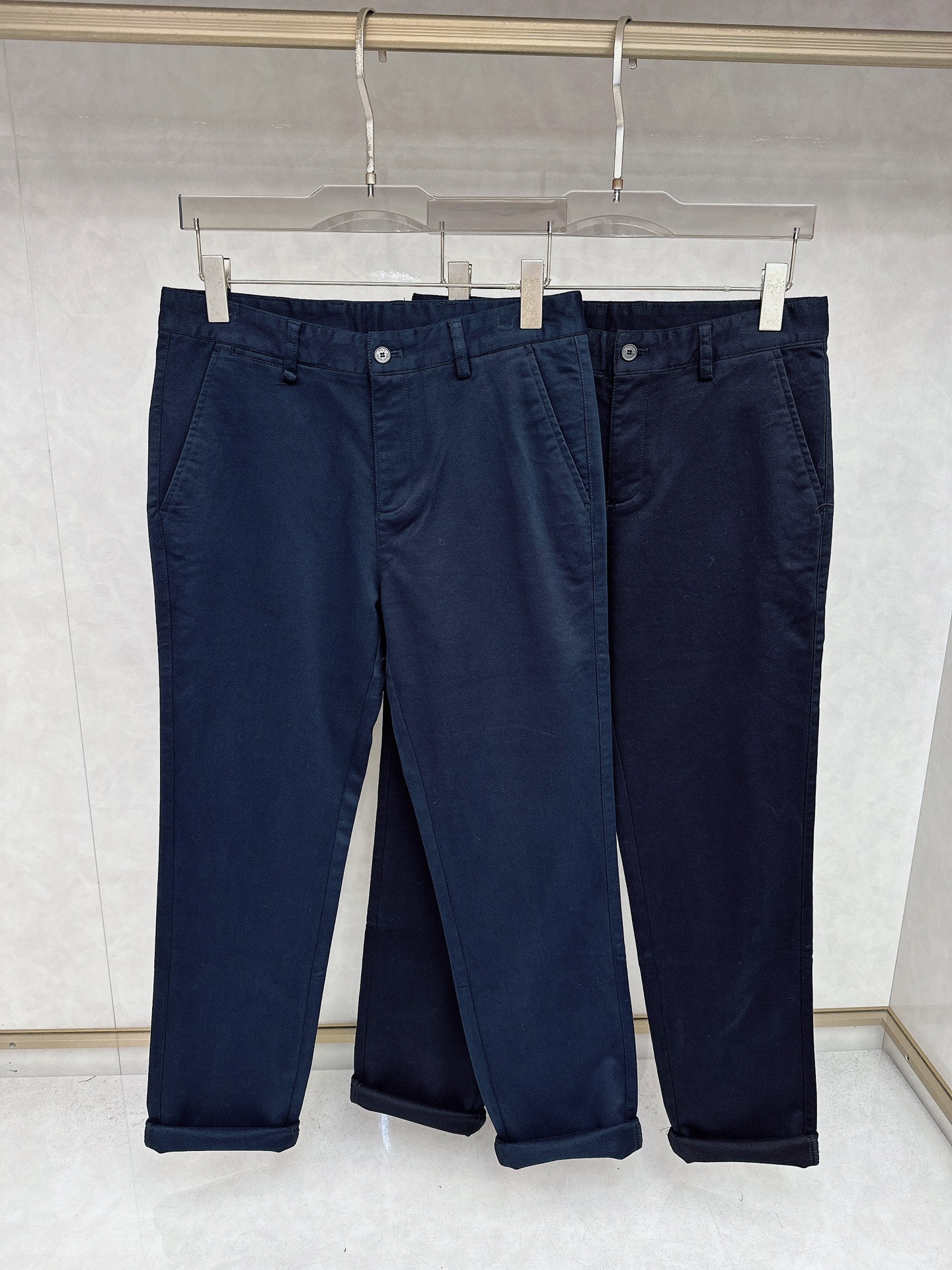 NO:537684,2025SS autumn and winter new product heavy industry casual jeans, imported high-quality washing elastic fabric, comfortable, breathable and elastic upper body, customer-supplied hardware and auxiliary materials decoration, super positive style, full-quality order model, full-body handsome upper body. 30-40,,jeans,alexander wang198609092025SS秋冬新品重工休闲牛仔裤,进口优质水洗弹力面料,上身舒适透气有弹力,客供五金辅料装饰,版型超正,全品相订单款,上身帅气十足.30-40,,jeans,alexander wang,Men's clothing