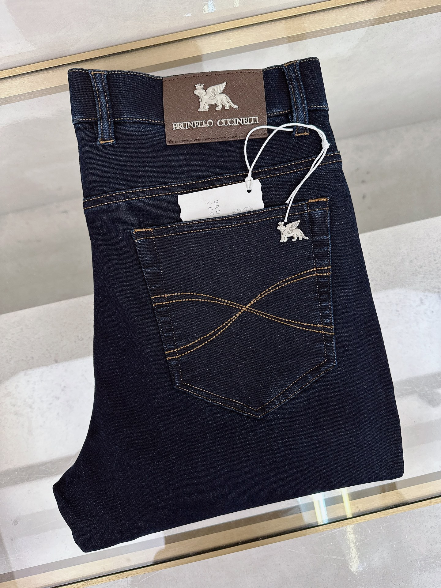 NO:537693,BC 2025SS autumn and winter new product heavy industry casual jeans, imported high-quality washing elastic fabric, comfortable, breathable and elastic upper body, customer-supplied hardware and auxiliary materials decoration, super positive style, full-quality order model, full-body handsome upper body. 30-40,,jeans,alexander wang19860909BC 2025SS秋冬新品重工休闲牛仔裤,进口优质水洗弹力面料,上身舒适透气有弹力,客供五金辅料装饰,版型超正,全品相订单款,上身帅气十足.30-40,,jeans,alexander wang,Men's clothing