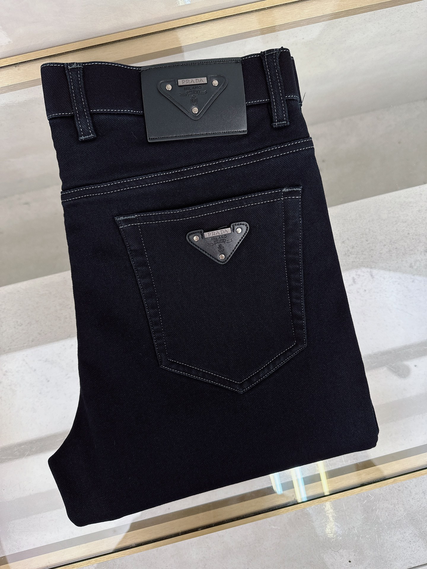 NO:537694,Prada 2025SS Autumn and Winter New Heavy Industry Casual Jeans, Imported High-quality Washed Elastic Fabric, Comfortable, Breathable and Elastic, Customer-supplied Hardware and Auxiliary Decoration, Super Fit, Full-Quality Order Model, Full Body is very handsome. 30-40,,prada,jeans,alexander Wang19860909普拉达 2025SS秋冬新品重工休闲牛仔裤,进口优质水洗弹力面料,上身舒适透气有弹力,客供五金辅料装饰,版型超正,全品相订单款,上身帅气十足.30-40,,prada,jeans,alexander wang,Men's clothing