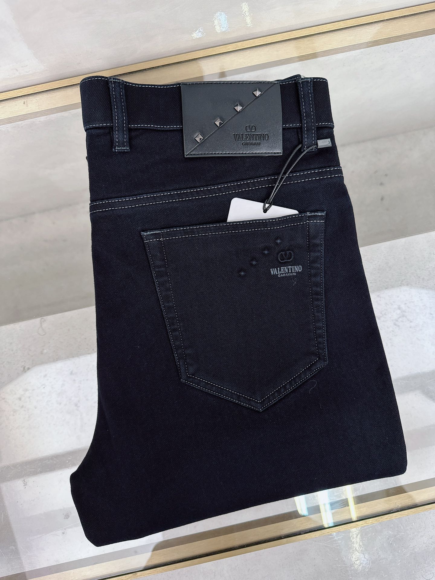 NO:537696,Valentino 2025SS Autumn and Winter New Heavy Industry Casual Jeans, Imported High-quality Washed Elastic Fabric, Comfortable, Breathable and Elastic, Customer-supplied Hardware and Auxiliary Decoration, Super Fit, Full-Quality Order Model, Full Body, Very Handy. 30-40, Valentino, Jeans, Alexander Wang19860909华伦天奴 2025SS秋冬新品重工休闲牛仔裤,进口优质水洗弹力面料,上身舒适透气有弹力,客供五金辅料装饰,版型超正,全品相订单款,上身帅气十足.30-40,,valentino,jeans,alexander wang,Men's clothing