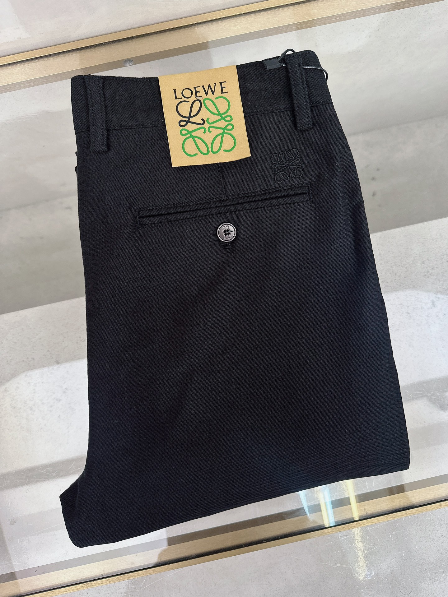 NO:537700,Luo Yiwei 25 autumn and winter men's boutique casual pants. Italian imported fabric, the latest upper body style is invincible! This pants that can be seen with a close eye are very versatile and can be worn for daily work and outdoor sports. It is a perfect combination of fashion and leisure and outdoor sports, so whether you wear it normally or outdoor wear, it is your best choice. Extreme comfort. This style is a running casual business pants with an extremely wide range of applications. 30-40,,loewe,alexander wang19860909罗意威 25秋冬 男士精品休闲裤.意大利进口面料,最新款上身版型无敌正!绝对可以闭眼收的一款此款裤子非常百搭,日常上班户外运动都可以穿着,是时尚休闲与户外运动的完美结合,所以无论您平时穿或者户外穿都是您的最佳选择.极致舒适性.此款是一件适用范围极其广泛的跑步休闲商务裤.30-40,,loewe,alexander wang,Men's clothing