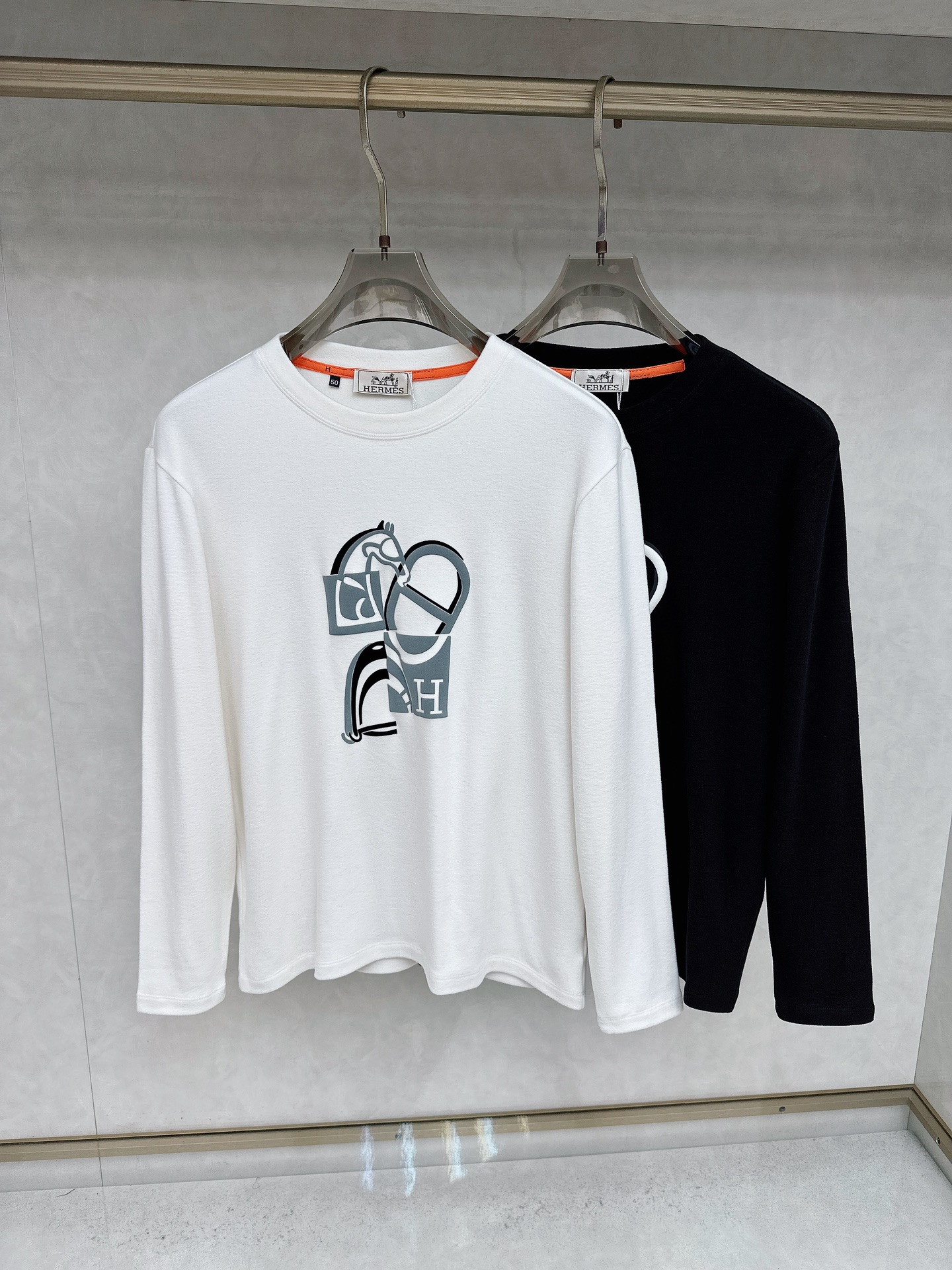 NO:537702,Hermes exclusively offers new original single men's casual long sleeves, high-end customization, high-end version, fashionable and versatile imported fabric, super soft and delicate, skin-friendly and comfortable to wear, high-end boutique, OEM factory made the top body very good, men's essential items, three standards, code M-4XL,, hermes, alexander wang19860909爱马仕独家专供新款原单男士休闲长袖 高端定制 高端版本 时尚百搭爆款进口面料 手感超柔软细腻 穿着亲肤舒适 高端精品 代工厂精细做上身非常赞 男士必备单品 三标齐全 码数M-4XL,,hermes,alexander wang,Men's clothing