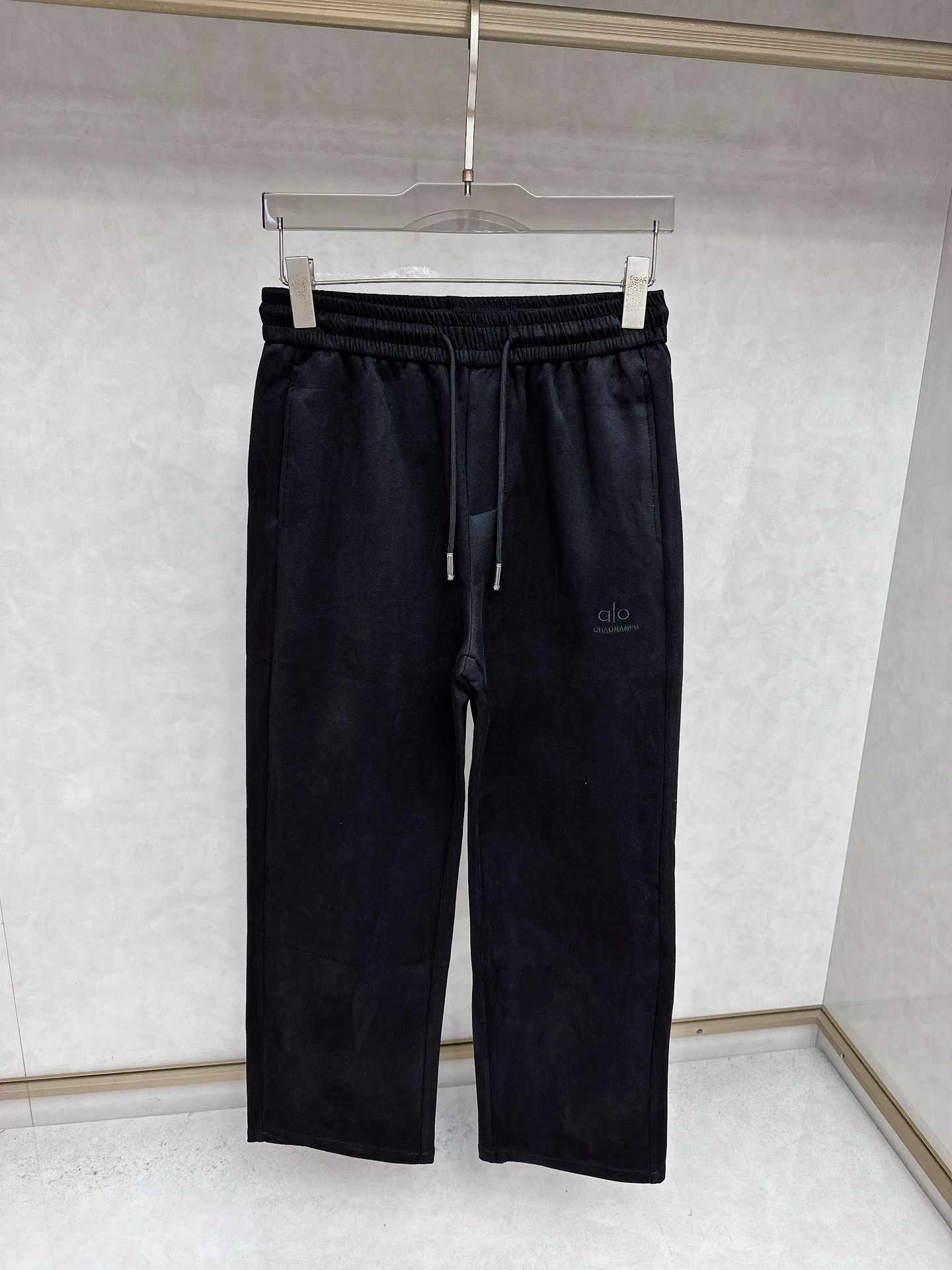 NO:537130,alo 2025 autumn and winter new casual pants!  The official website is released simultaneously. The brand's classic LOGO casual pants, customized fabric, excellent comfort and strong hand touch. Very high recognition and perfect quality craftsmanship. Size M-4XL, alexander wang19860909alo 2025秋冬新款休闲裤！官网同步发售.品牌经典LOGO休闲裤 ,定制面料,舒适度极好,手触感强烈.辨识度极高,完美品相工艺. 尺码M-4XL,,alexander wang,Men's clothing