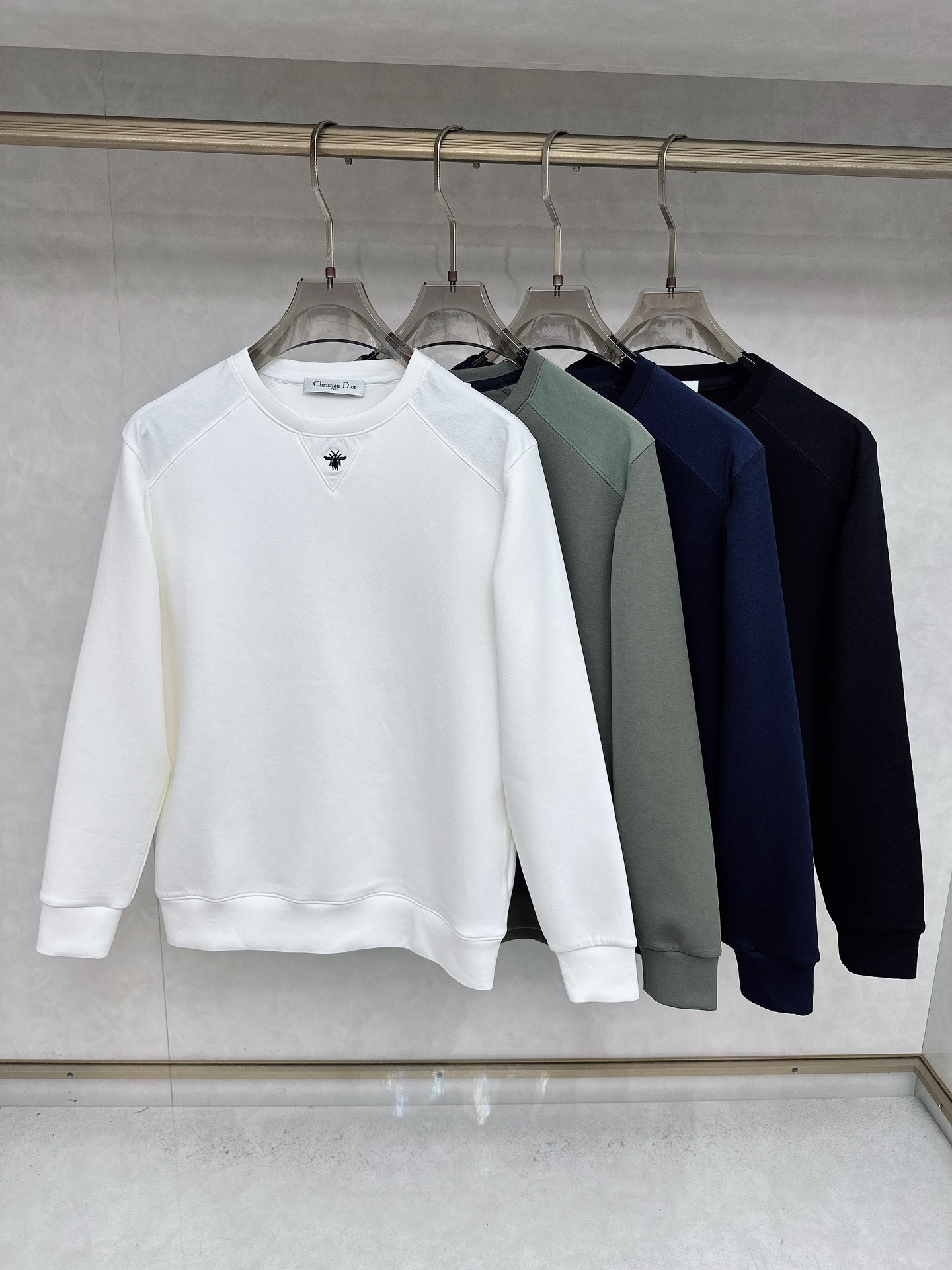 NO:571333,Dior Dior's latest fashionable sweatshirt for autumn and winter 2025. A coat with classic design and stunning appearance. The quality is impeccable and you can buy it directly due to quality control. It is a high-end product that cannot be faulted! You can feel its powerful aura through the detailed pictures. It has a remarkable effect of gathering heat and keeping warm, so you don’t have to worry about getting a little chilly! Both fashionable and functional, the whole style looks more luxurious! Sizes L-5XL (one size smaller),,dior,dior,hoodie,sweatshirts,jackets & coats,alexander wang19860909Dior迪奥 2025秋冬最新时尚卫衣 经典设计感与颜值爆棚的外套,品质更是无法挑剔品控可以直接入手,不容过错的高端臻品！通过细节图片便可感受到它强悍的气场,聚温保暖效果显著,完全不用担心会有一点寒意！时尚与功能性兼备,整款显得更加的奢华大气！ 尺码L-5XL（偏小一码）,,dior,dior,hoodie,sweatshirts,jackets & coats,alexander wang,Men's clothing