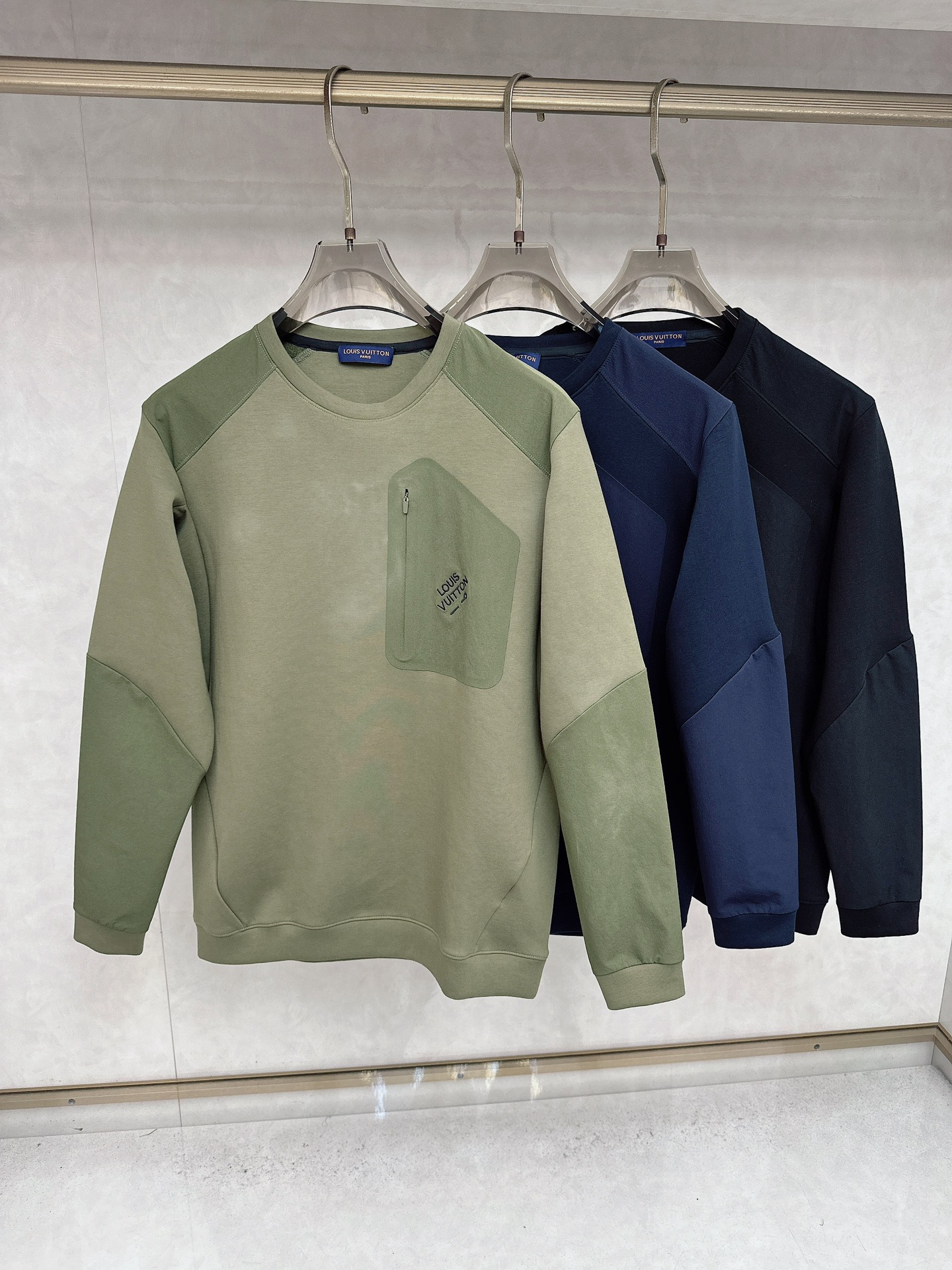 NO:571340,LV, 2025 early autumn latest sweatshirt, handsome and fashionable, with exquisite embroidery pattern logo on the chest, simple and versatile. The fabric is cotton + spandex and does not deform. The upper body is not only crisp and maintains the trendy silhouette, but also comfortable to wear. The yarn is more delicate, very skin-friendly and has first-class texture. The size is L-5XL (equivalent to M-4XL). Please state your height and weight when placing an order.,, louis vuitton, hoodie, sweatshirts, alexander wang19860909LV、2025早秋最新款卫衣,帅气时尚,胸前精致刺绣图案logo,简约百搭款.面料棉+氨纶不变形.上身不仅挺括,保持潮流的廓形,又穿着舒适,纱织更细腻,非常亲肤,质感一流.码数L-5XL（相当于M-4XL）下单请报身高体重.,,louis vuitton,hoodie,sweatshirts,alexander wang,Men's clothing