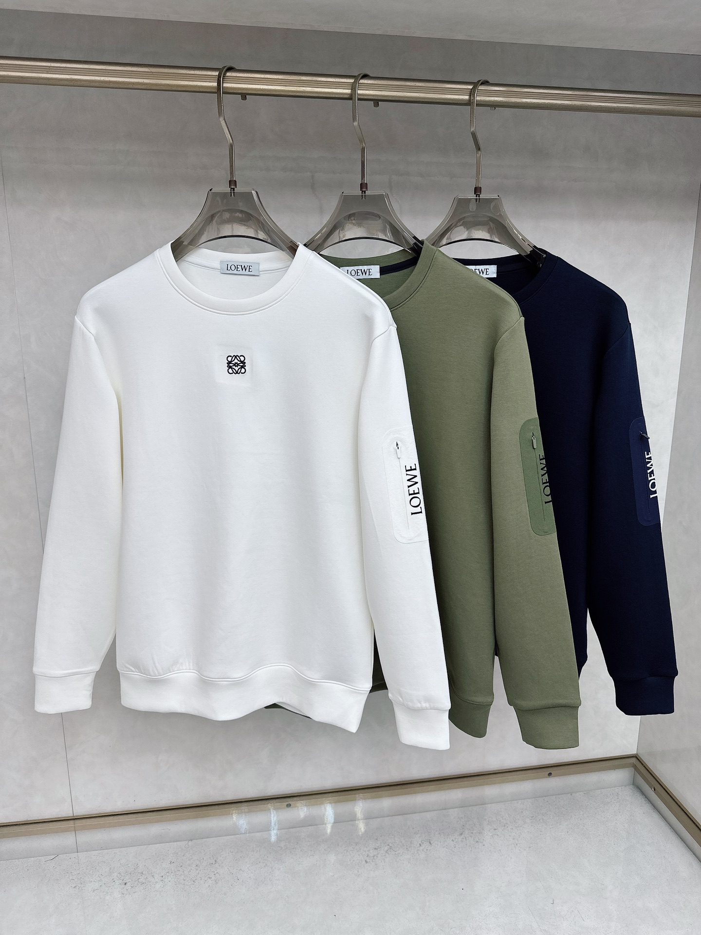 NO:571336,Luo Yiwei's latest fashionable sweatshirt for autumn and winter 2025 is a coat with classic design and great appearance. The quality is impeccable and the quality control can be purchased directly. It is a high-end product that cannot be faulted! You can feel its powerful aura through the detailed pictures. It has a remarkable effect of gathering heat and keeping warm, so you don’t have to worry about getting a little chilly! Both fashionable and functional, the whole style looks more luxurious! Sizes L-5XL (one size smaller),,loewe,hoodie,sweatshirts,jackets & coats,alexander wang19860909罗意威 2025秋冬最新时尚卫衣 经典设计感与颜值爆棚的外套,品质更是无法挑剔品控可以直接入手,不容过错的高端臻品！通过细节图片便可感受到它强悍的气场,聚温保暖效果显著,完全不用担心会有一点寒意！时尚与功能性兼备,整款显得更加的奢华大气！ 尺码L-5XL（偏小一码）,,loewe,hoodie,sweatshirts,jackets & coats,alexander wang,Men's clothing