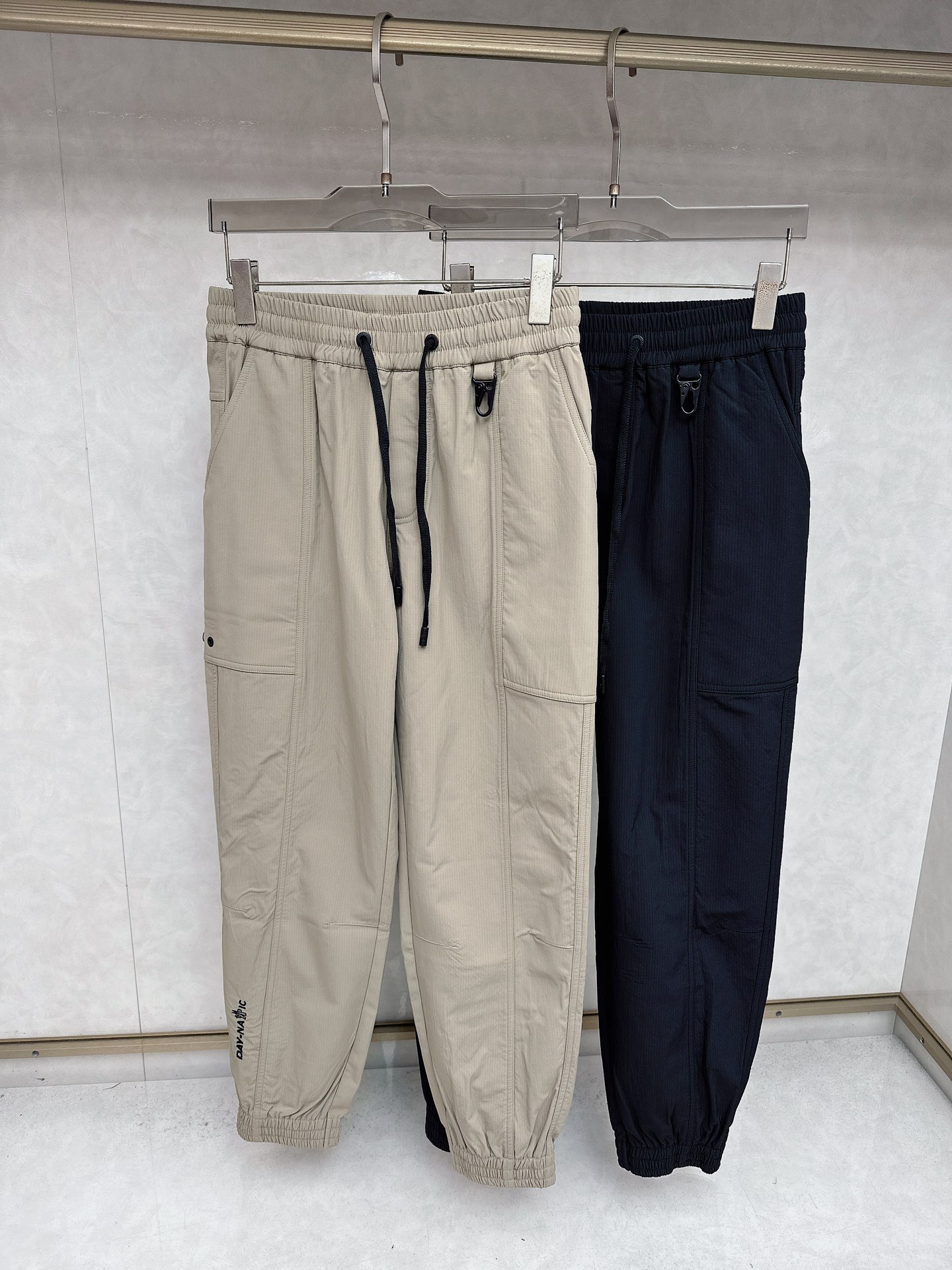 NO:571375,Mengkou 2025 new autumn and winter casual pants! On sale simultaneously on the official website. Brand classic LOGO casual pants, customized fabrics, excellent comfort, strong touch. High degree of recognition, perfect appearance and craftsmanship. Sizes M-3xl, Moncler, alexander wang19860909蒙口 2025秋冬新款休闲裤！官网同步发售.品牌经典LOGO休闲裤,定制面料,舒适度极好,手触感 烈.辦识度极高,完美品相工艺.尺码M-3xl,,Moncler,alexander wang,Men's clothing