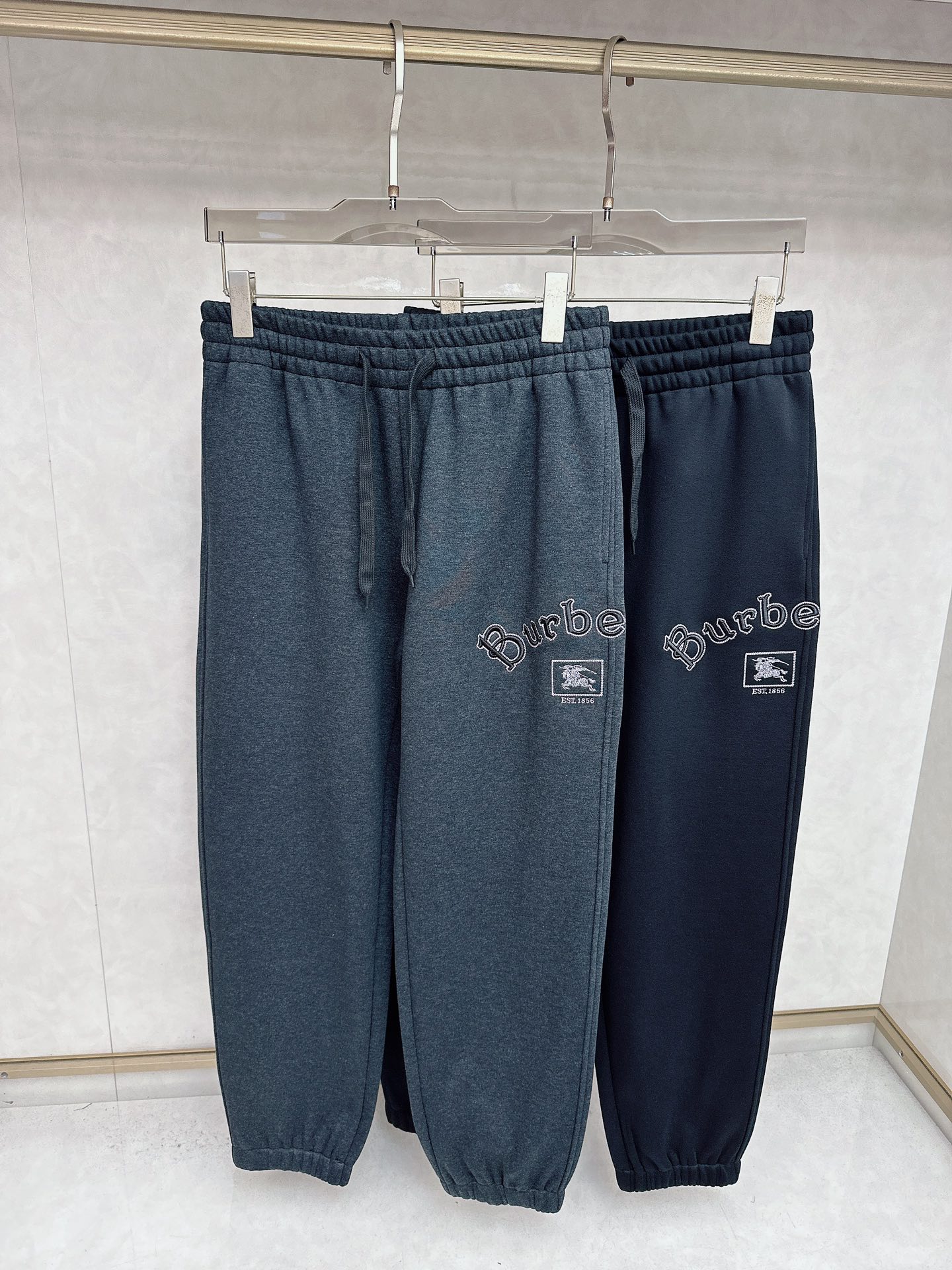 NO:571376,Burberry 2025 new autumn and winter casual pants! On sale simultaneously on the official website. Brand classic LOGO casual pants, customized fabrics, excellent comfort, strong touch. Highly recognizable, perfect appearance and craftsmanship. Sizes M-3xl, burberry, alexander wang19860909巴宝莉 2025秋冬新款休闲裤！官网同步发售.品牌经典LOGO休闲裤,定制面料,舒适度极好,手触感 烈.辦识度极高,完美品相工艺.尺码M-3xl,,burberry,alexander wang,Men's clothing