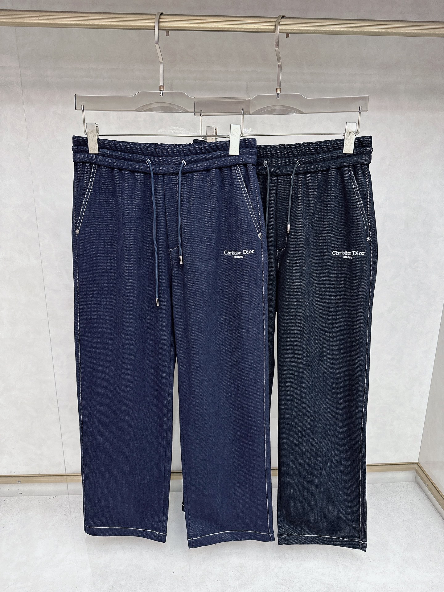 NO:571377,Dior 2025 new autumn and winter casual pants! On sale simultaneously on the official website. Casual pants with the brand's classic LOGO, customized fabrics, extremely comfortable, strong touch. Highly recognizable, perfect appearance and craftsmanship. Sizes M-3xl, dior, alexander wang19860909迪奥 2025秋冬新款休闲裤！官网同步发售.品牌经典LOGO休闲裤,定制面料,舒适度极好,手触感 烈.辦识度极高,完美品相工艺.尺码M-3xl,,dior,alexander wang,Men's clothing