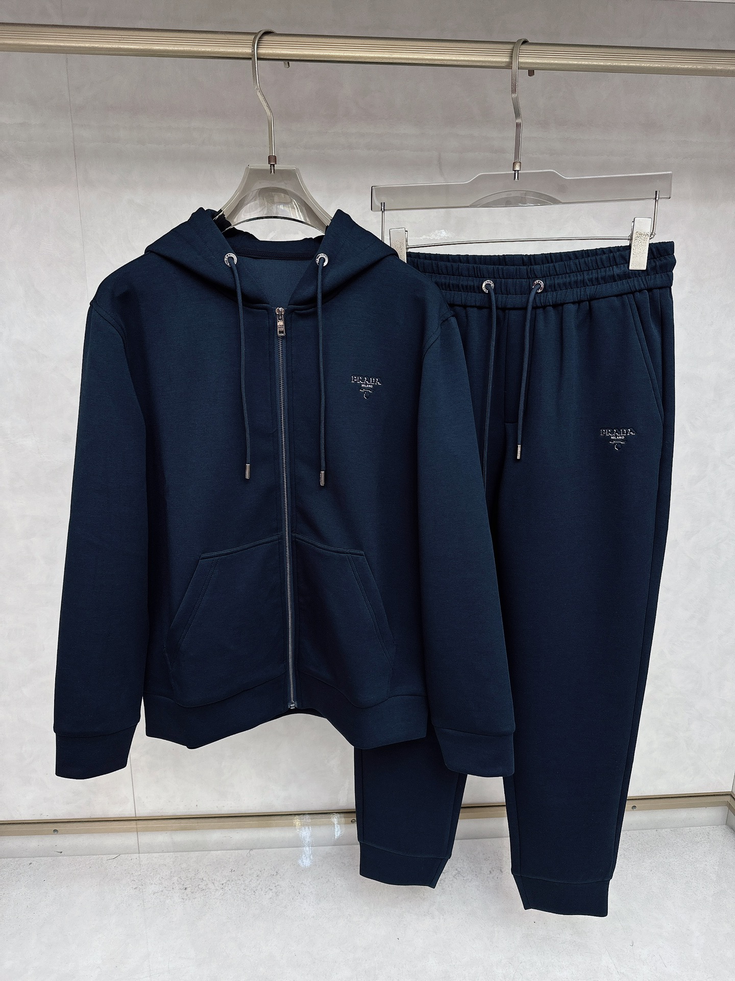 NO:539675,Prada (one set is sold without disassembly) Fashionable long-sleeved hooded high-end elastic pure cotton fabric, soft and glutinous!  The texture is delicate, the three-dimensional and stylish, and the top dressing enjoyment is created. It combines classic and fashionable fashion, and combines high-end products with obvious performance!  It is completely fine to wear inside alone. Simple and classic sports style. The touch is developed by the brand. The fabric has a certain stiffness. It is silky and breathable and sweat-absorbing and very comfortable. Size M-3xl, prada, hats, alexander wang19860909普拉达（一套售不拆） 时尚长袖连帽 臻选高端弹力纯棉棉面料,手感软糯！质感细腻,无痕防尘免烫立体有型,顶级的穿衣享受.打造别具一格的时尚韵味感,经典与时髦的时尚结合,搭配性能显而易见的高奢单品！ 内搭单穿都完全没问题 简约经典的运动造型 感搭配品牌研发高科技订染面料材质 面料有一定的挺度 丝滑感透气吸汗同时非常舒适 尺码M-3xl,,prada,hats,alexander wang,Men's clothing