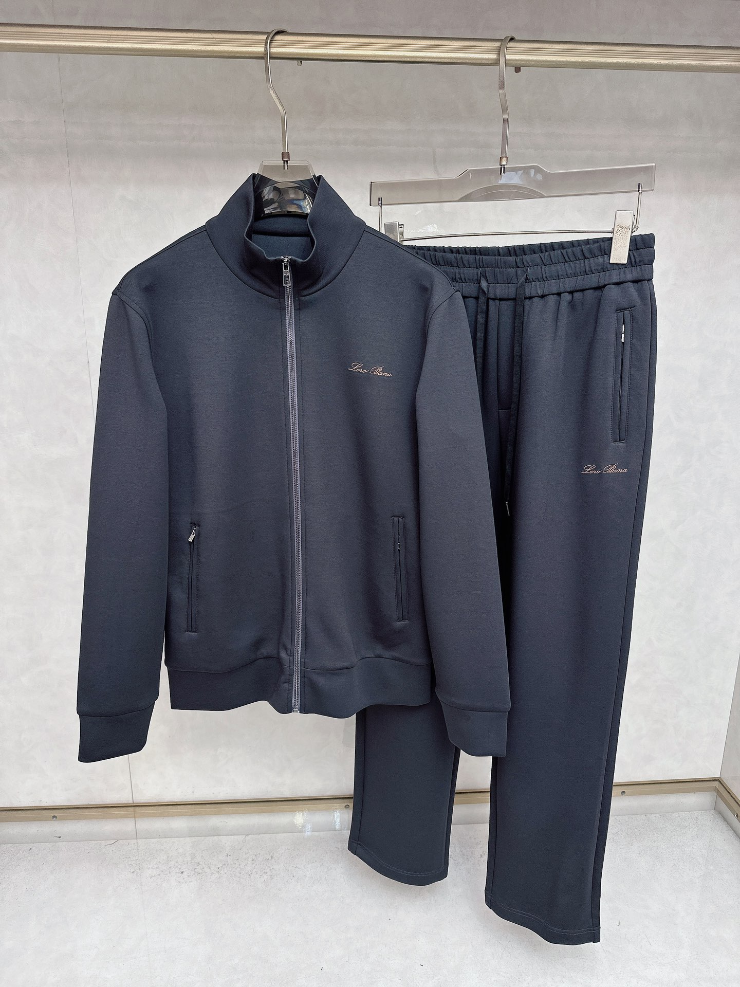 NO:539681,LP, fashionable long-sleeved stand-up collar set, selected high-end elastic pure cotton fabric, soft and soft!  The texture is delicate, the three-dimensional and stylish, and the top dressing enjoyment is created. It combines classic and fashionable fashion, and combines high-end products with obvious performance!  It is completely fine to wear inside alone. Simple and classic sports style. The touch is developed by the brand. The fabric has a certain stiffness. It is silky and breathable and sweat-absorbing and very comfortable. Size M-3xl, loro piano, alexander wang19860909LP,时尚长袖立领套装 臻选高端弹力纯棉棉面料,手感软糯！质感细腻,无痕防尘免烫立体有型,顶级的穿衣享受.打造别具一格的时尚韵味感,经典与时髦的时尚结合,搭配性能显而易见的高奢单品！ 内搭单穿都完全没问题 简约经典的运动造型 感搭配品牌研发高科技订染面料材质 面料有一定的挺度 丝滑感透气吸汗同时非常舒适 尺码M-3xl,,loro piana,alexander wang,Men's clothing