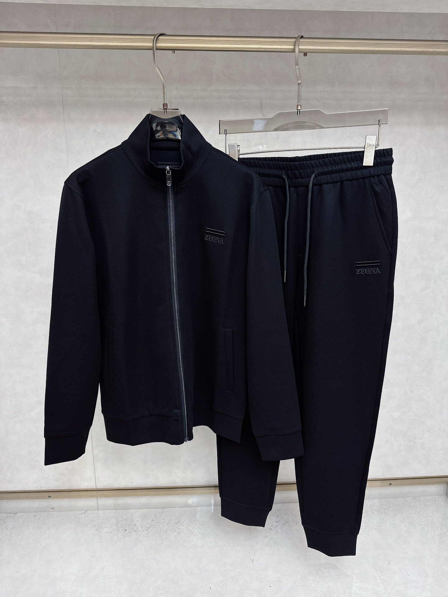 NO:539684,Jenia Fashion long-sleeved stand-up collar set, selected high-end elastic pure cotton fabric, soft and soft!  The texture is delicate, the three-dimensional and stylish, and the top dressing enjoyment is created. It combines classic and fashionable fashion, and combines high-end products with obvious performance!  It is completely fine to wear inside alone. Simple and classic sports style. The touch is developed by the brand. The fabric has a certain stiffness. It is silky and breathable and sweat-absorbing and very comfortable. Size M-3xl, zegna, alexander wang19860909杰尼亚 时尚长袖立领套装 臻选高端弹力纯棉棉面料,手感软糯！质感细腻,无痕防尘免烫立体有型,顶级的穿衣享受.打造别具一格的时尚韵味感,经典与时髦的时尚结合,搭配性能显而易见的高奢单品！ 内搭单穿都完全没问题 简约经典的运动造型 感搭配品牌研发高科技订染面料材质 面料有一定的挺度 丝滑感透气吸汗同时非常舒适 尺码M-3xl,,zegna,alexander wang,Men's clothing