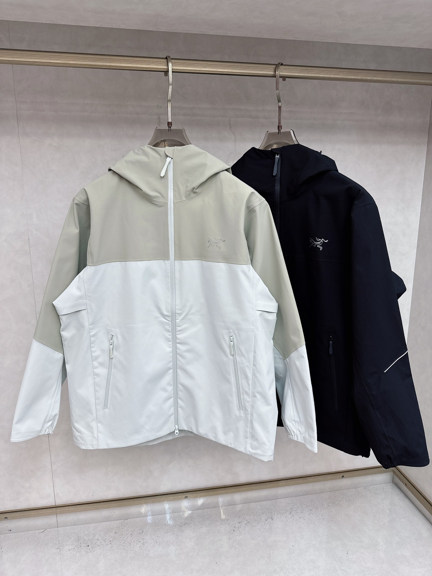 NO:537138,Archaeopteryx 2025 latest autumn and winter men's new product, windproof and rainproof!  Hooding is an indispensable item in the autumn and winter wardrobe!  The iconic LOGO on the chest is more three-dimensional and stylish, with classic three-dimensional tailoring. 608 must-have styles for business and leisure. A must-have for daily leisure and many outdoor sports. Size M-3XL, arc'teryx,hats,alexander wang19860909始祖鸟 2025最新款秋冬男士新品 防风防雨！连帽更是秋冬衣橱里必不可少的一件！胸口标志性LOGO 视觉更立体有型,经典立体剪裁 608商务休闲必入款式 日常休闲和诸多户外运动必备之选.尺码M-3XL,arc'teryx,hats,alexander wang,Men's clothing