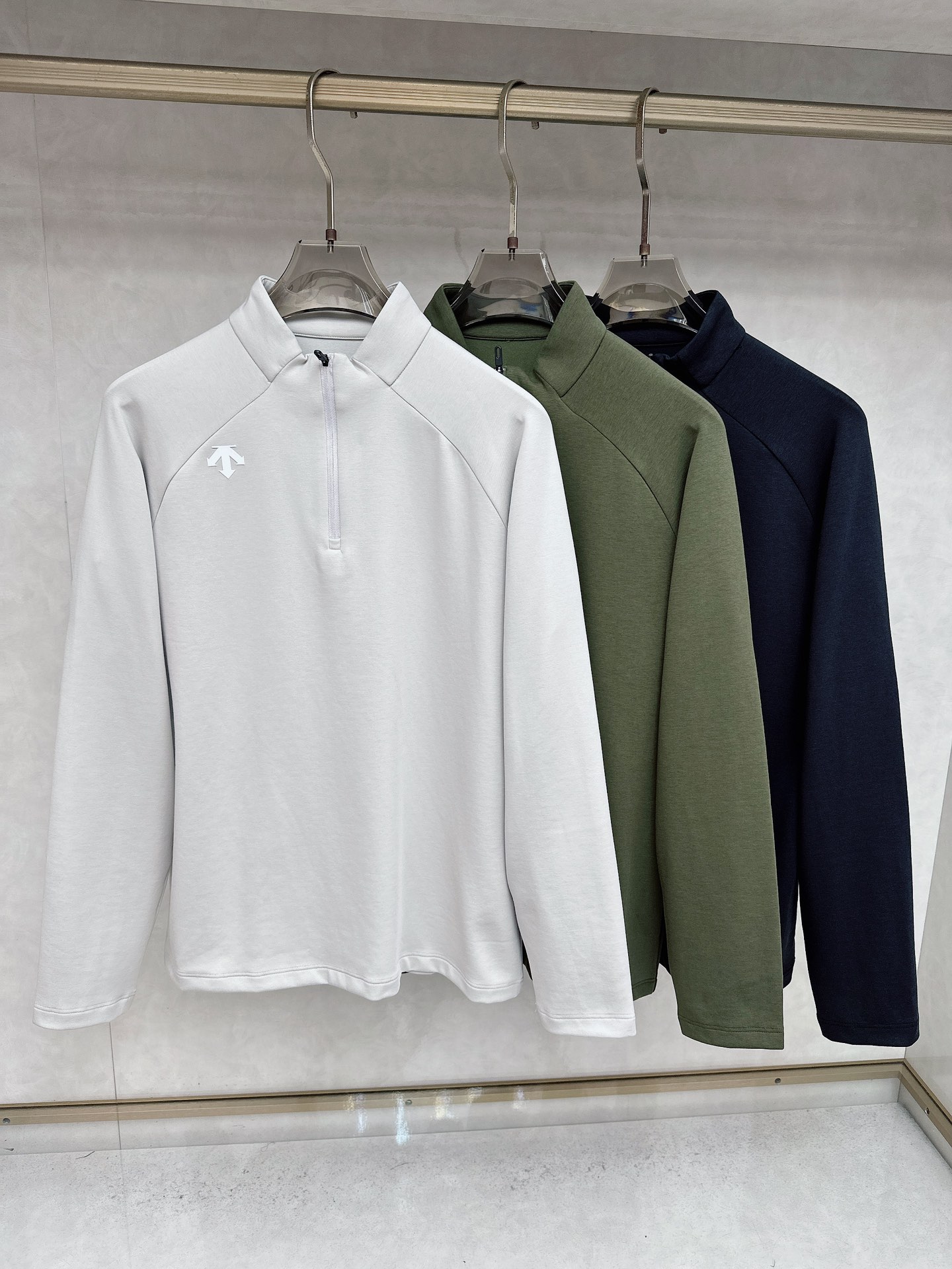 NO:571348,Descente's 2025 autumn and winter new long-sleeved T-shirt is made of high-quality Italian customized pure cotton fabric, breathable and comfortable, high-density production, fashionable and versatile, and very handsome. The classic logo is more durable and less likely to deform. It can be easily held in various styles and styles. It can be worn as a base or alone. The classic fashion style that is sought after every year has become popular all over the world!  Size M-3XL,,alexander wang19860909迪桑特 2025秋冬新款长袖T 高品质意大利定制纯棉面料,透气舒适,高密度制作,时尚百搭,帅气十足.经典Logo标志 更耐穿更加不易变形,版型,各种风格都能轻松Hold住,可打底可单穿,年年被追捧的经典时尚款 已经风靡全球！码数M-3XL,,alexander wang,Men's clothing