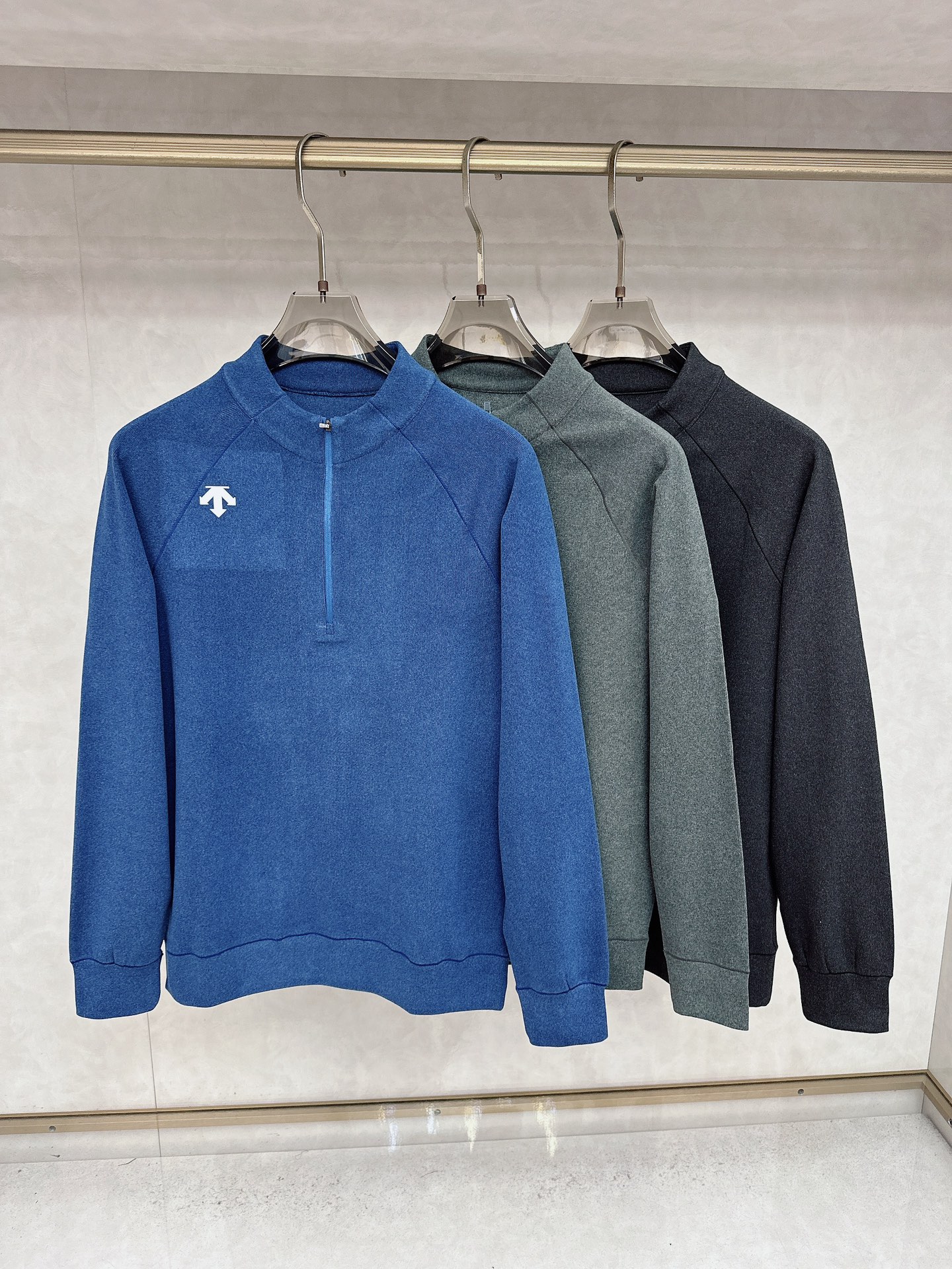 NO:571350,Descente's 2025 autumn and winter new long-sleeved T-shirt is made of high-quality Italian customized pure cotton fabric, breathable and comfortable, high-density production, fashionable and versatile, and very handsome. The classic logo is more durable and less likely to deform. It can be easily held in various styles and styles. It can be worn as a base or alone. The classic fashion style that is sought after every year has become popular all over the world!  Size L-3XL,,alexander wang19860909迪桑特 2025秋冬新款长袖T 高品质意大利定制纯棉面料,透气舒适,高密度制作,时尚百搭,帅气十足.经典Logo标志 更耐穿更加不易变形,版型,各种风格都能轻松Hold住,可打底可单穿,年年被追捧的经典时尚款 已经风靡全球！码数L-3XL,,alexander wang,Men's clothing