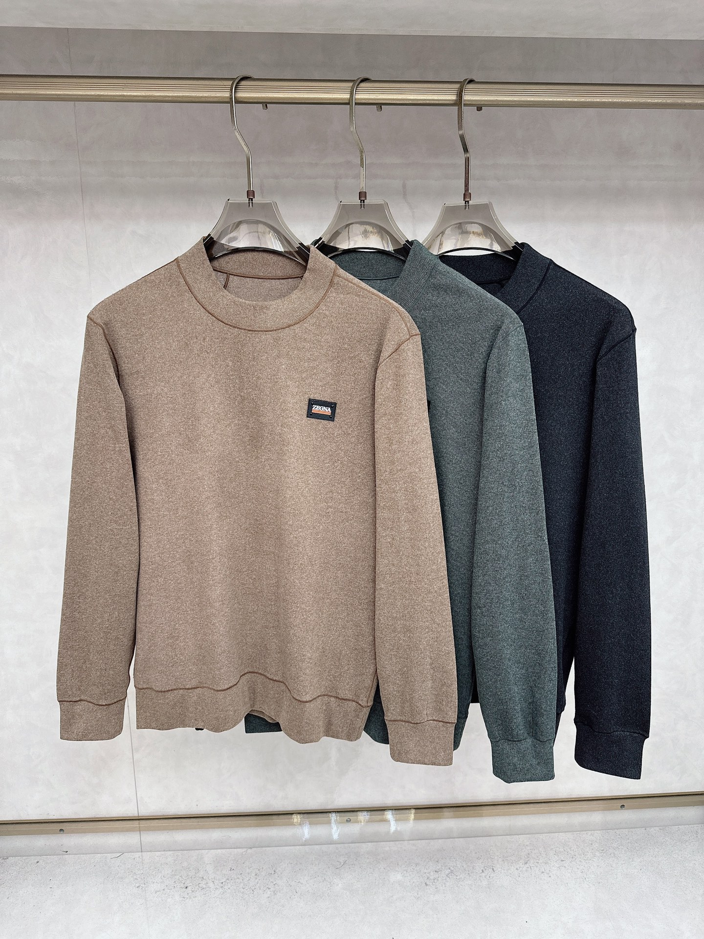 NO:571352,ZEGNA's 2025 autumn and winter new sweater is made of high-quality Italian custom fabrics, breathable and comfortable, made with high density, fashionable and versatile, and very handsome. The classic logo is more durable and less deformable. It can be easily held in various styles. It can be worn as a base or alone. The classic fashion style that is sought after every year has become popular all over the world!  .Code number L-3XL,,zegna,sweaters,alexander wang19860909ZEGNA 杰尼亚 2025秋冬新款毛衣 高品质意大利定制面料,透气舒适,高密度制作,时尚百搭,帅气十足.经典Logo标志 更耐穿更加不易变形,版型,各种风格都能轻松Hold住,可打底可单穿,年年被追捧的经典时尚款 已经风靡全球！.码数L-3XL,,zegna,sweaters,alexander wang,Men's clothing