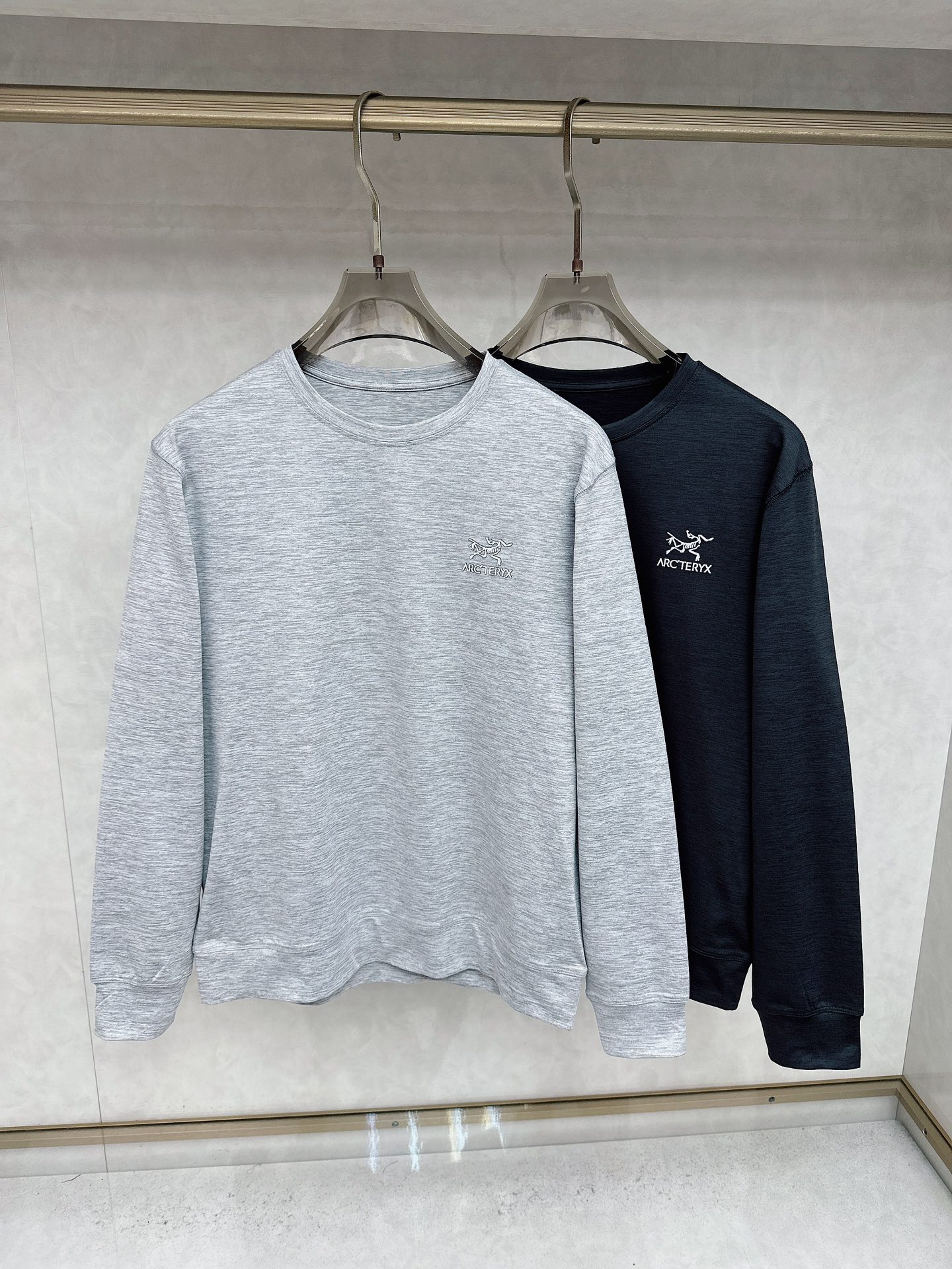 NO:571334,Arc'teryx 2025 autumn and winter new long-sleeved T-shirt is made of high-quality Italian cotton fabric, breathable and comfortable, made of high-density, fashionable and versatile, and very handsome. The classic logo is more durable and less likely to deform. It can be easily held in various styles and styles. It can be worn as a base or alone. This classic fashion style that is sought after every year has become popular all over the world!  M-3XL,arc'teryx,alexander wang19860909始祖鸟 2025秋冬新款长袖T 高品质意大利纯棉面料,透气舒适,高密度制作,时尚百搭,帅气十足.经典Logo标志 更耐穿更加不易变形,版型,各种风格都能轻松Hold住,可打底可单穿,年年被追捧的经典时尚款 已经风靡全球！M-3XL,arc'teryx,alexander wang,Men's clothing