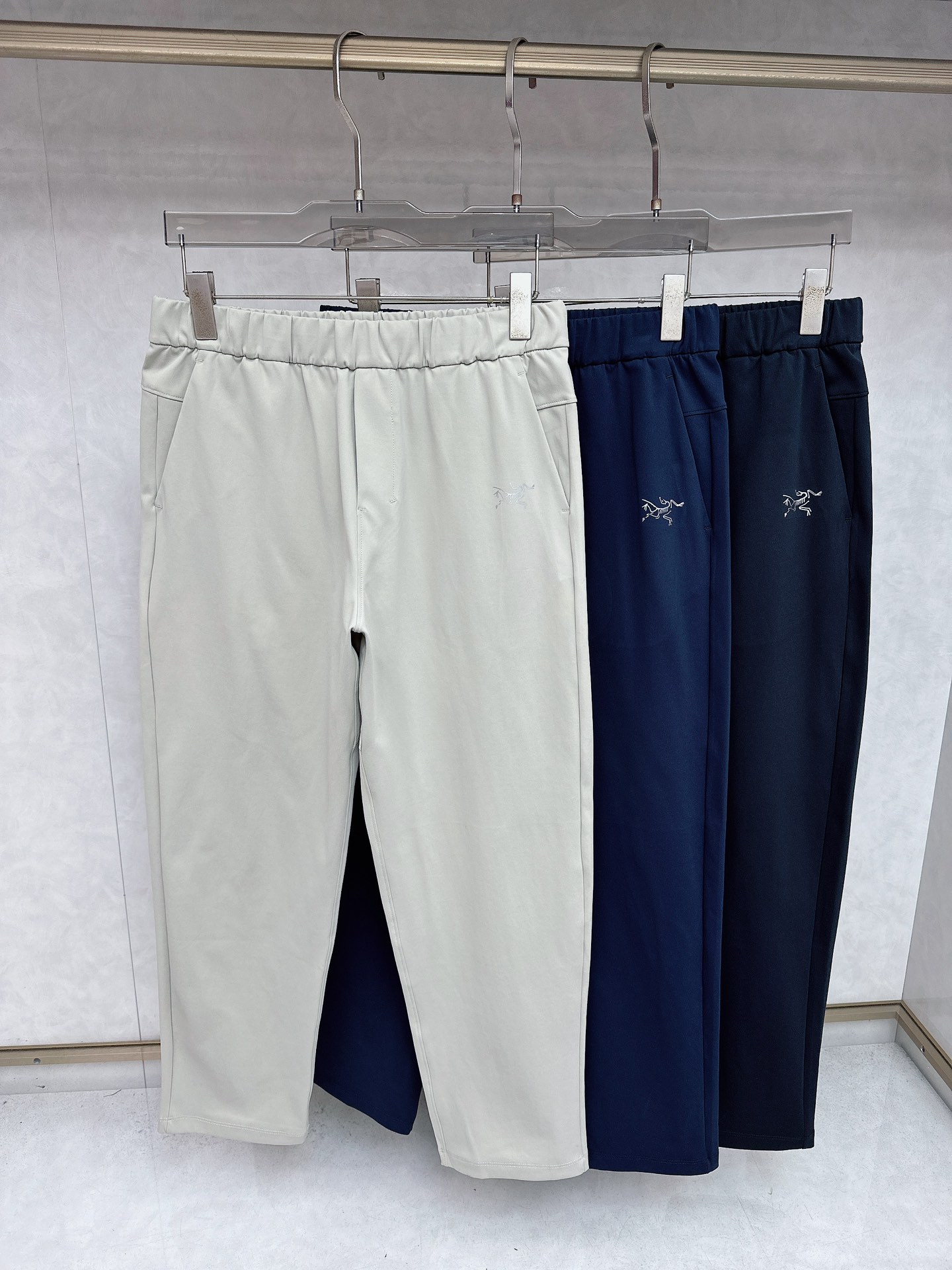 NO:571373,Arc'teryx 2025 ss new autumn and winter sports casual pants, with comfortable and breathable fabrics and double side pocket design!  A daily wear, simple and elegant, multi-functional casual pants. High-end fashion line, all imported grade, comfortable and breathable upper body, excellent fit, elegant and clean design!  Essential item. Color black blue khaki. Size M-3XL, arc'teryx, alexander wang19860909始祖鸟 2025年ss秋冬新款运动休闲裤,面料舒适透气,双侧插口袋设计！一款日常穿着,简单大方,兼备多功能休闲裤.高端潮范路线 全线进口级别,上身舒适透气,版型极好,大气的干净版设计！必备单品.颜色黑色 蓝色 卡其色.尺码M-3XL,arc'teryx,alexander wang,Men's clothing