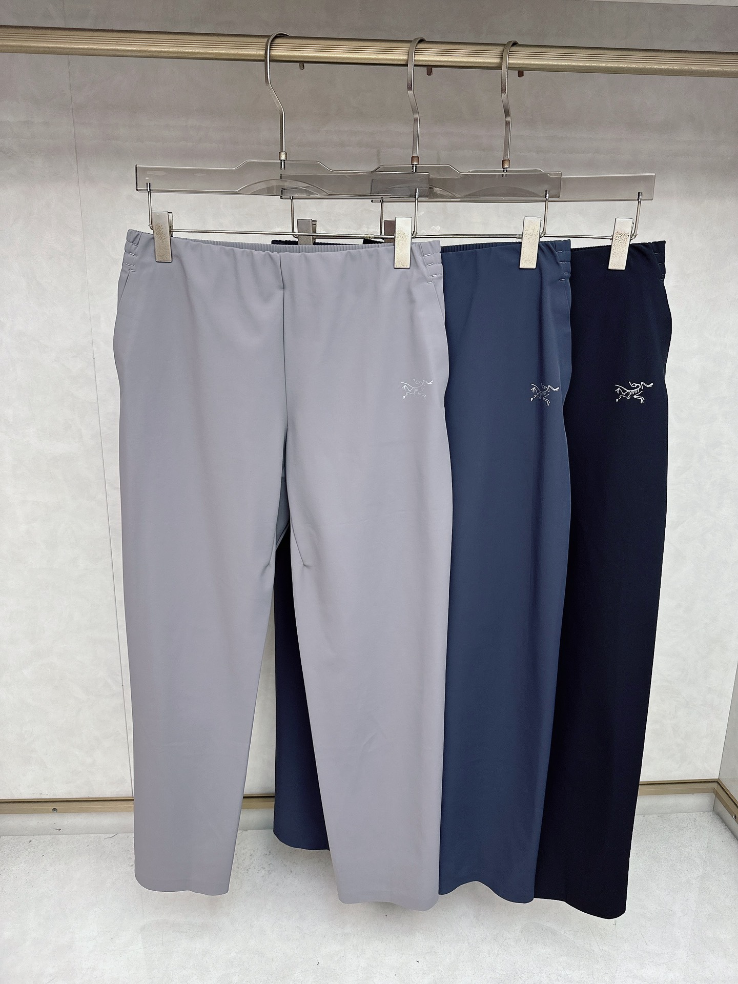 NO:571374,Arc'teryx 2025 ss new autumn and winter sports casual pants, with comfortable and breathable fabrics and double side pocket design!  A daily wear, simple and elegant, multi-functional casual pants. High-end fashion line, all imported grade, comfortable and breathable upper body, excellent fit, elegant and clean design!  Must-have item. Sizes M-3XL, arc'teryx, alexander wang19860909始祖鸟 2025年ss秋冬新款运动休闲裤,面料舒适透气,双侧插口袋设计！一款日常穿着,简单大方,兼备多功能休闲裤.高端潮范路线 全线进口级别,上身舒适透气,版型极好,大气的干净版设计！必备单品.尺码M-3XL,arc'teryx,alexander wang,Men's clothing