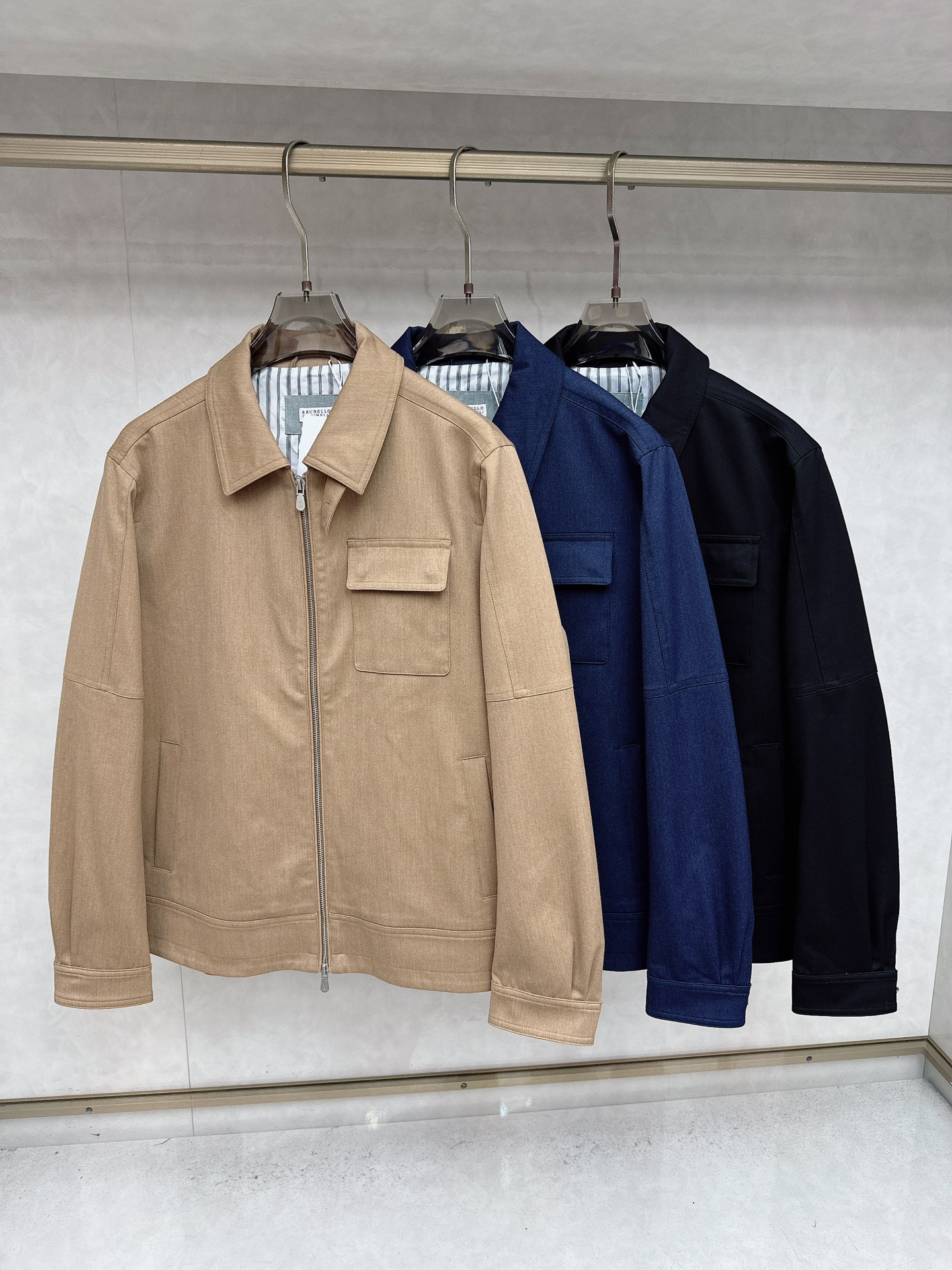 NO:571378,BC-Brunello Cucineli's new autumn and winter light luxury men, the details and quality are always flawless, the taste of old money style, customized original cotton denim fabric, original hardware, double bag creative design!  It is super soft and tough, and has excellent breathability. It comes from world-class trade-level OEM channels, and is clean and neat. This is BC's unique skill and the latest technology of this season. The level of detail has reached the top, and the loose three-dimensional tailoring design is a unique one. It is a fusion of luxury and fashion!  High-quality fabrics and fashionable designs are loved by men. These are usually made of light, soft and breathable fabrics, wool blends, etc. to ensure comfort and warmth. The tailoring pays attention to the balance between looseness and fit, showing high-quality craftsmanship. Water is a product that combines fashion and comfort. Both quality and design demonstrate the brand's pursuit of excellence!  Size M-3XL, brunello cucinelli, alexander wang19860909BC-Brunello Cucineli 秋冬新款轻奢男,细节品质永远的那么完美无瑕,老钱风的味道,定制原版棉布牛仔面料,原版五金,双袋创意设计！超级柔软且具有韧性,透气感也是绝佳.来自世界级贸易级别的代工厂渠道,干净俐落.这是BC的看家绝活也是本季度的最新工艺.细致化程度已经达到顶端了,宽松立体剪裁的版型设计堪称一绝.属于奢华与时尚的融合！高品质的面料和时尚的设计而受到广大男士的喜爱, 这些通常采用轻薄、柔软且透气的面料,羊毛混纺等,确保穿着的舒适性和温暖度,剪裁上注重宽松与合身的平衡,展现出高品质的工艺水是一种兼具时尚与舒适度的产品,无论是品质还是设计都展现了品牌的卓越追求！ 码数M-3XL,,brunello cucinelli,alexander wang,Men's clothing